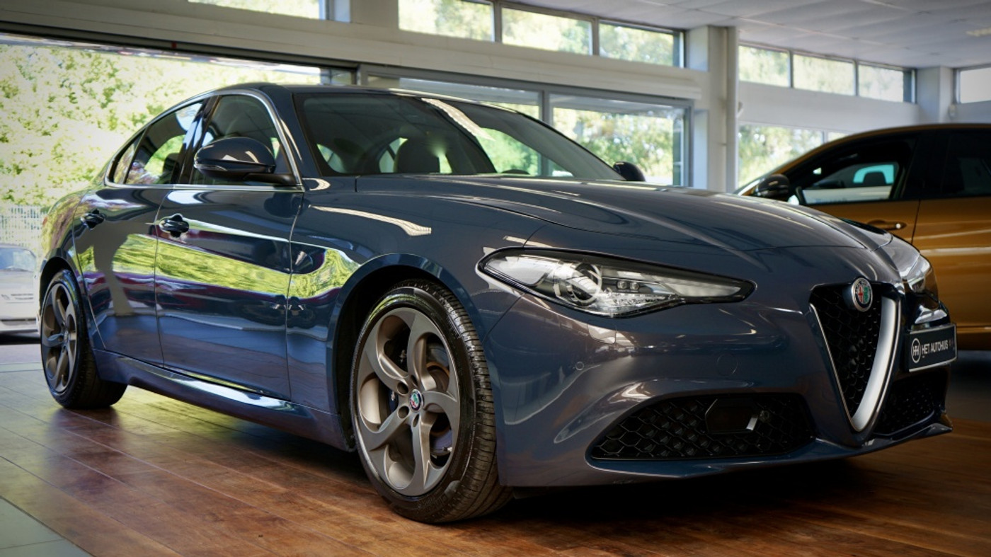Alfa Romeo Giulia 2.0T Super | Sport uitlaat | leder | Breedset | 12 mnd Bovag | 2017 - voorkant