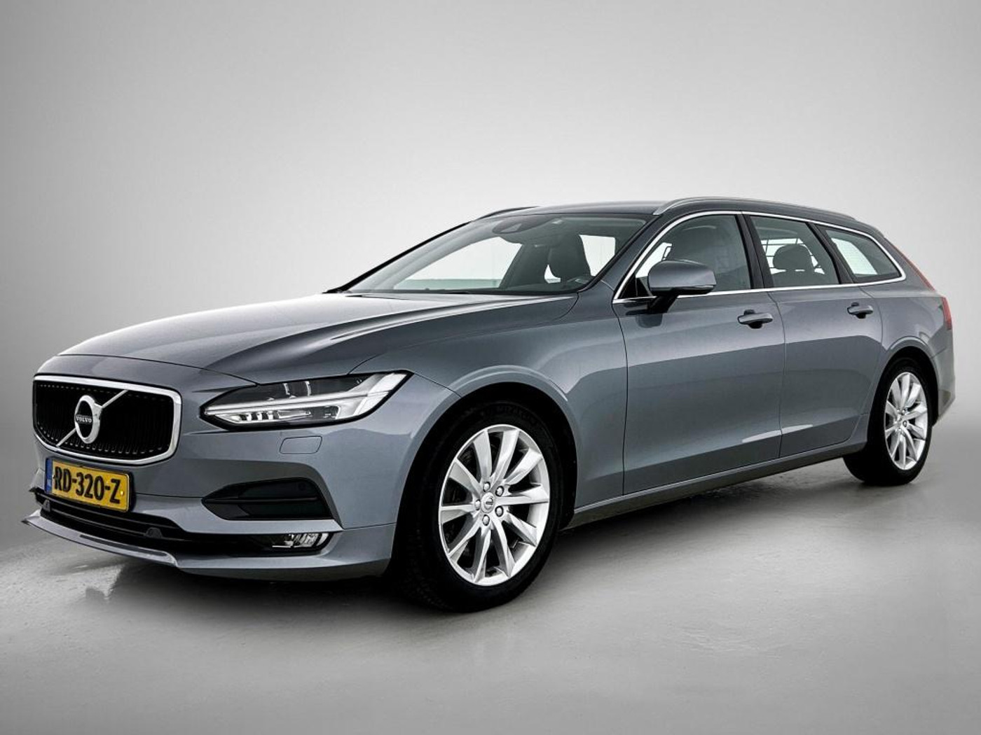 Volvo V90 2.0 T5 Momentum | Leder | Blis | Carplay | Rijklaar | 2017 - voorkant