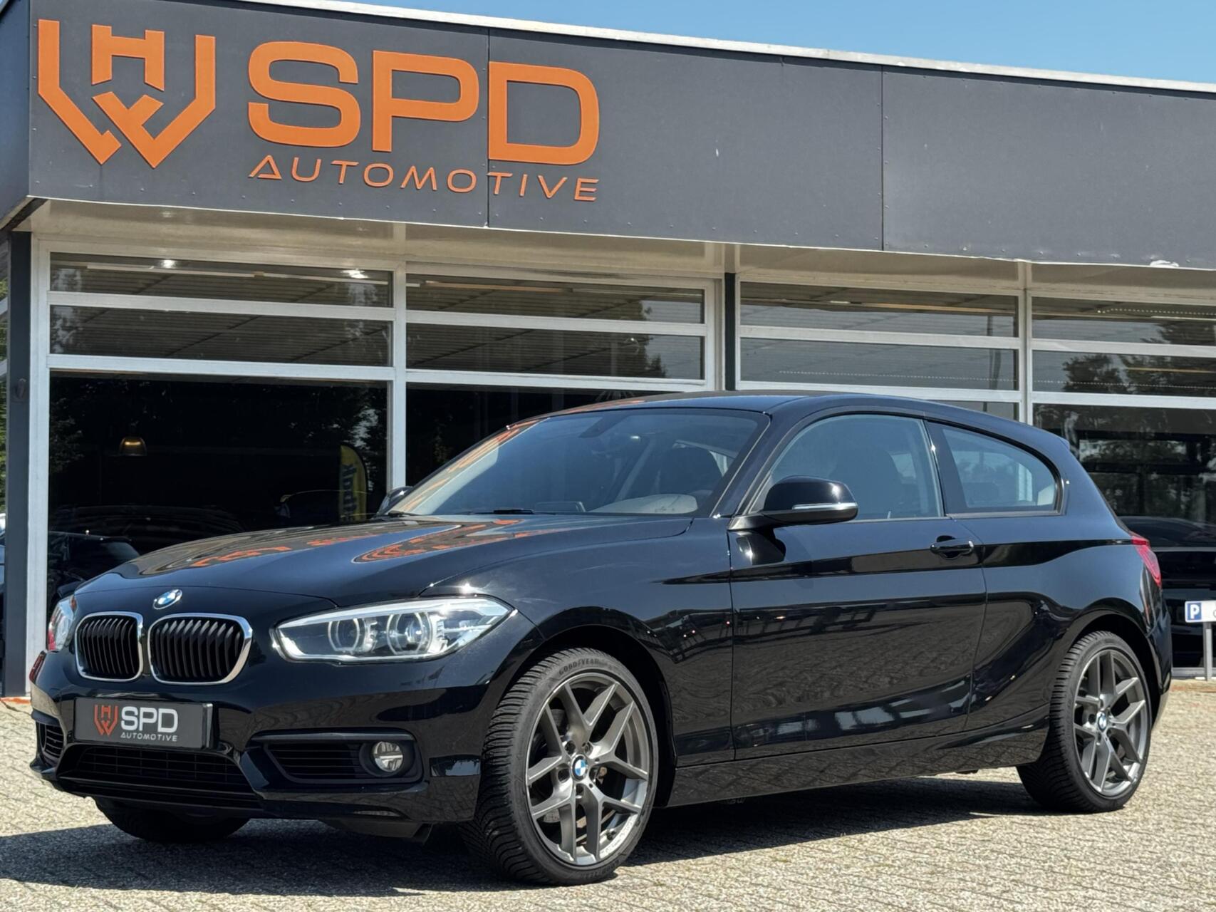 BMW 120i 120i Executive|LED|18"M-sport|Automaat|Afn.trekh 2018 - voorkant