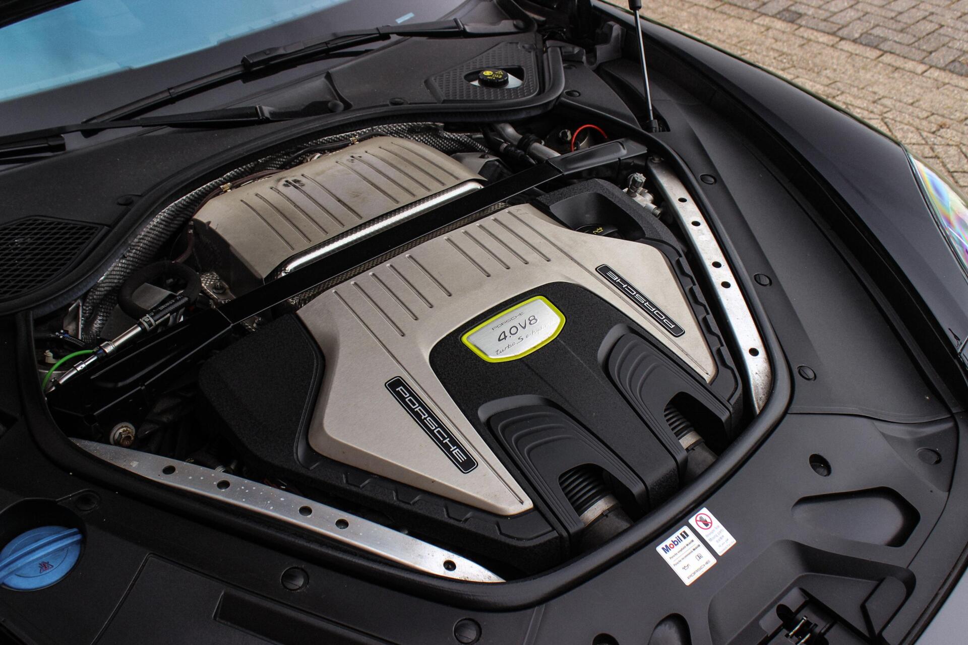 Foto van Porsche Panamera Turbo S E-hybrid