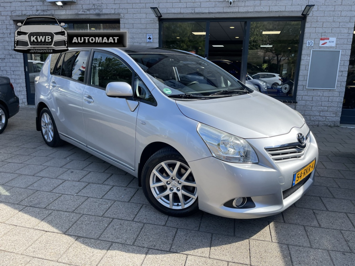 Toyota Toyota Verso 1.8 VVT-i Dyn Automaat Pano Camera NAP 2011 - voorkant