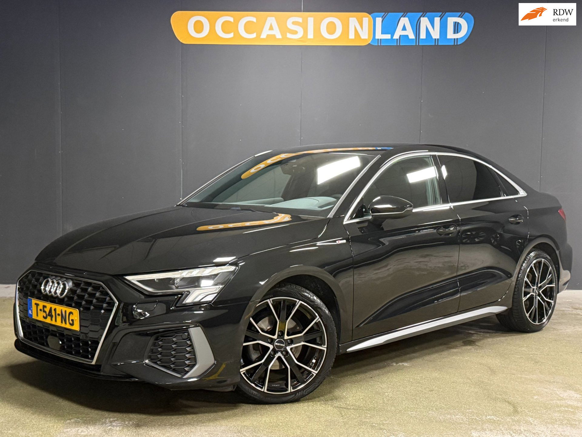 Audi A3 Limousine 30 TFSI S edition 3x S-Line|LED|SFEER|ACC|CARPLAY|DAB|BLUETOOTH|NAVI|18INCH| 2023 - voorkant