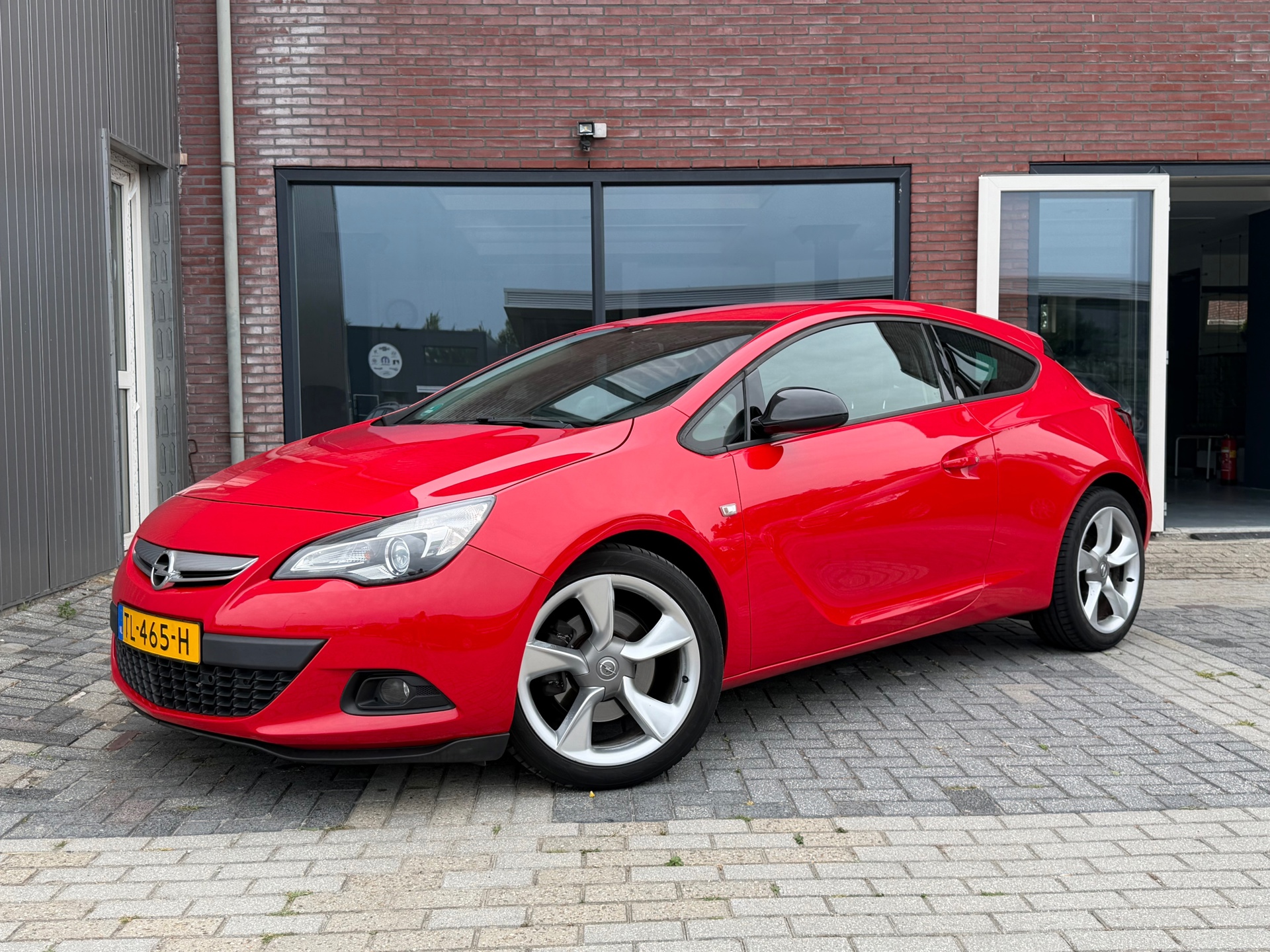 Opel Astra GTC 1.4 Turbo Sport | Airco | cruise | Sport Stoelen | 2011 - voorkant