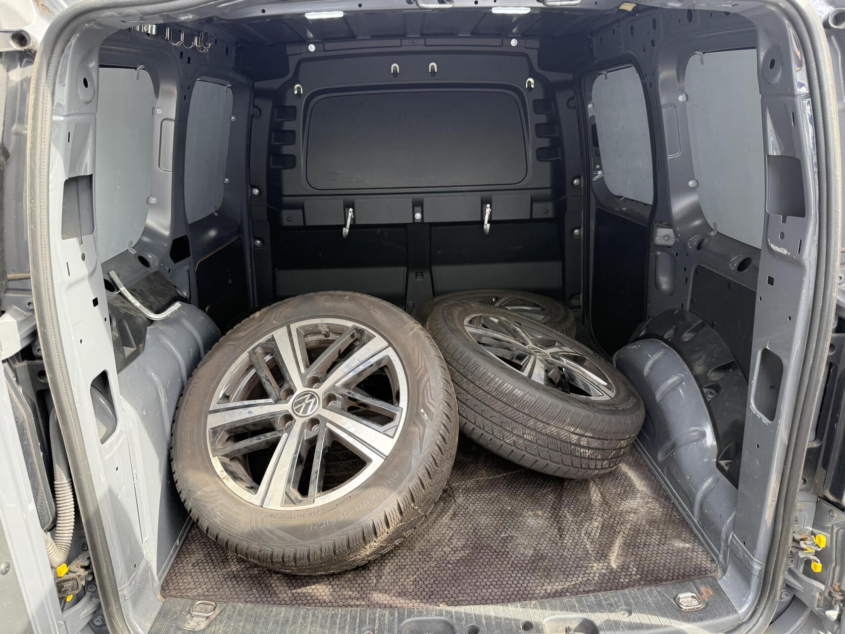 Foto van Volkswagen Caddy Modified Partition Wall