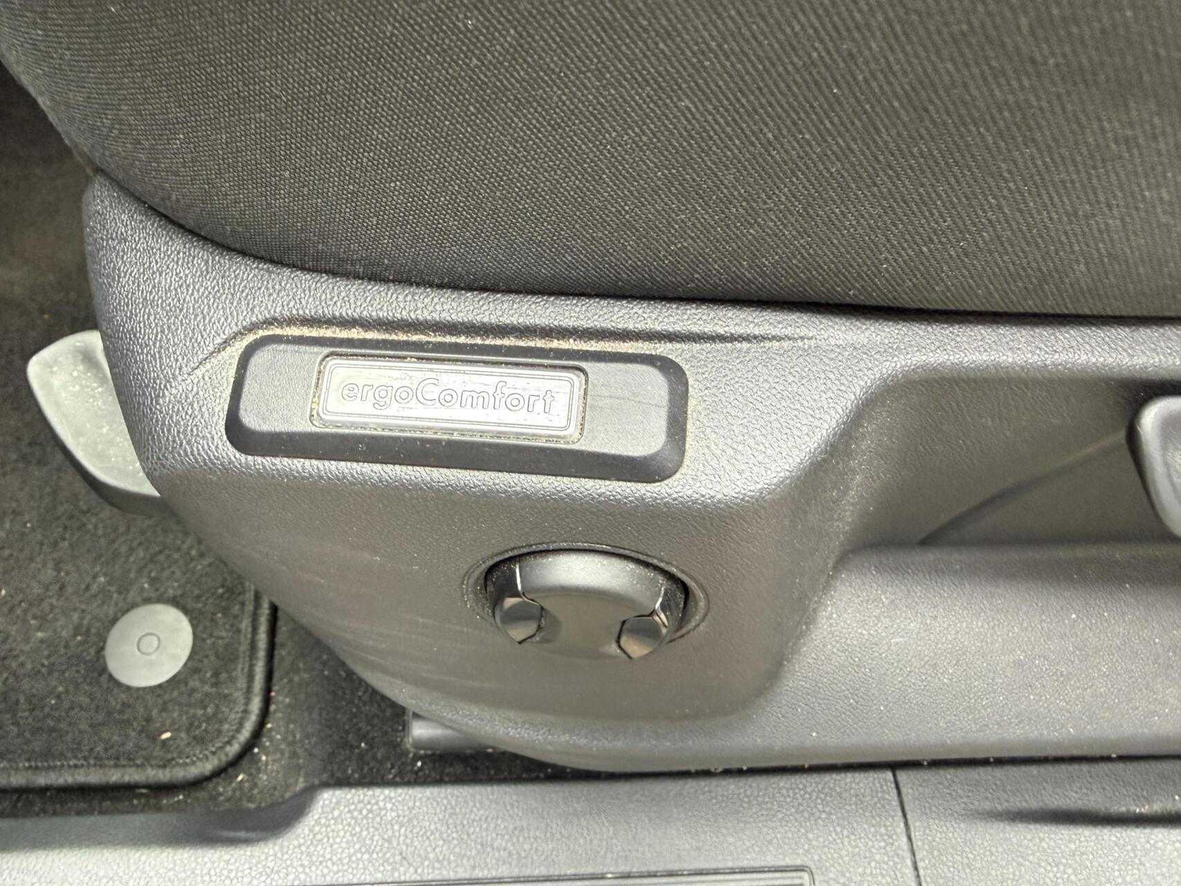 Foto van Volkswagen Caddy Modified Partition Wall