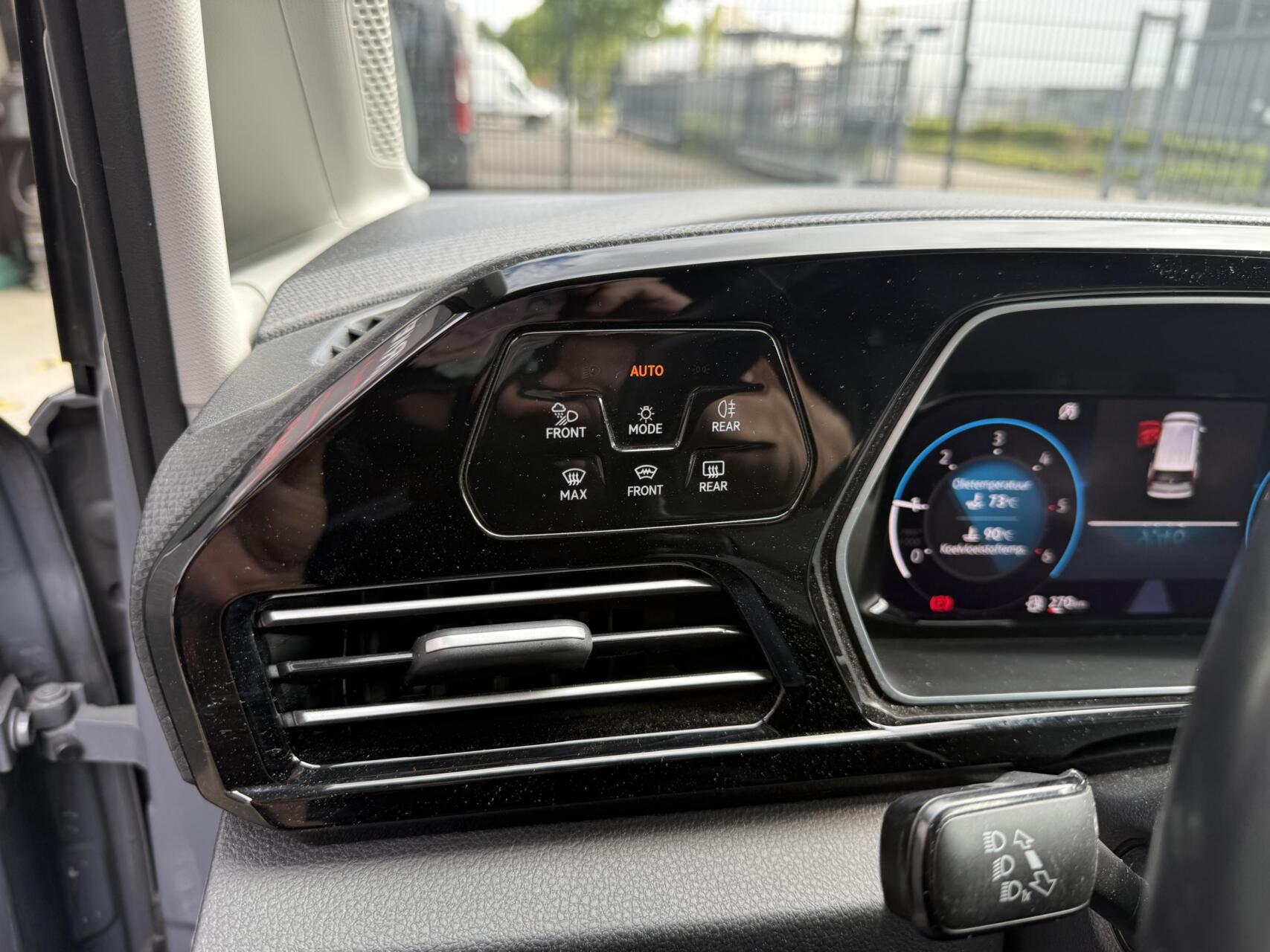 Foto van Volkswagen Caddy Modified Partition Wall