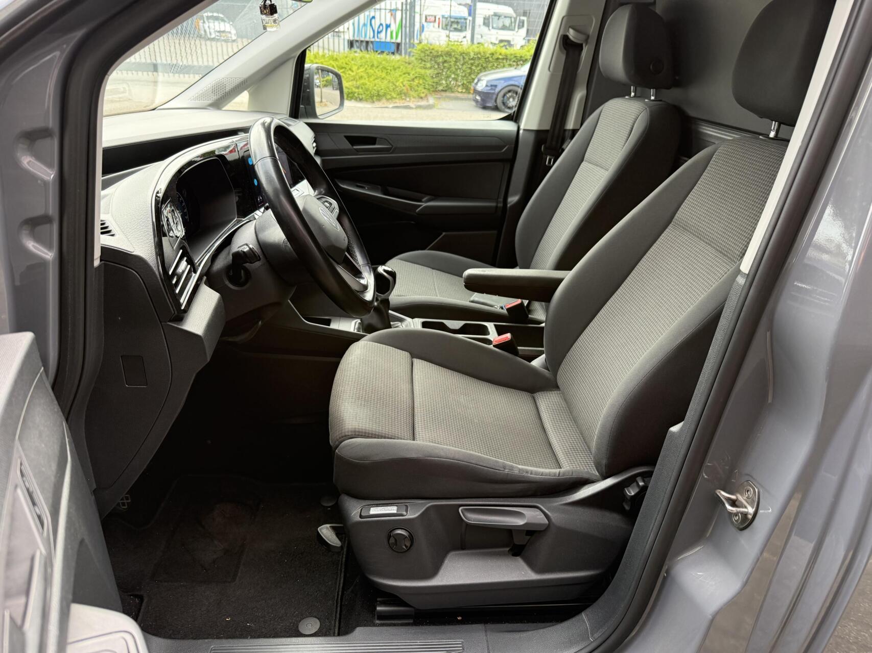 Foto van Volkswagen Caddy Modified Partition Wall