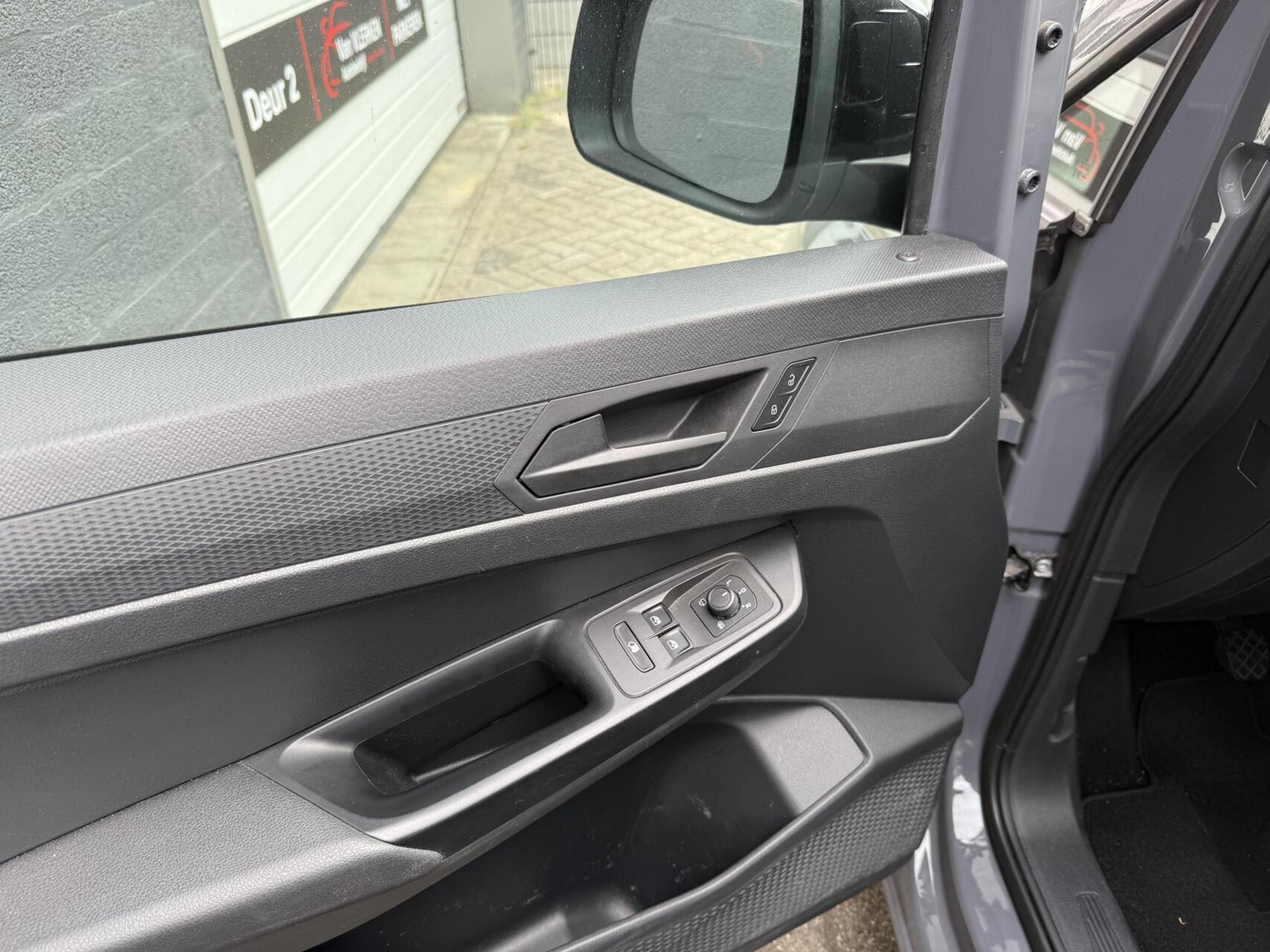 Foto van Volkswagen Caddy Modified Partition Wall