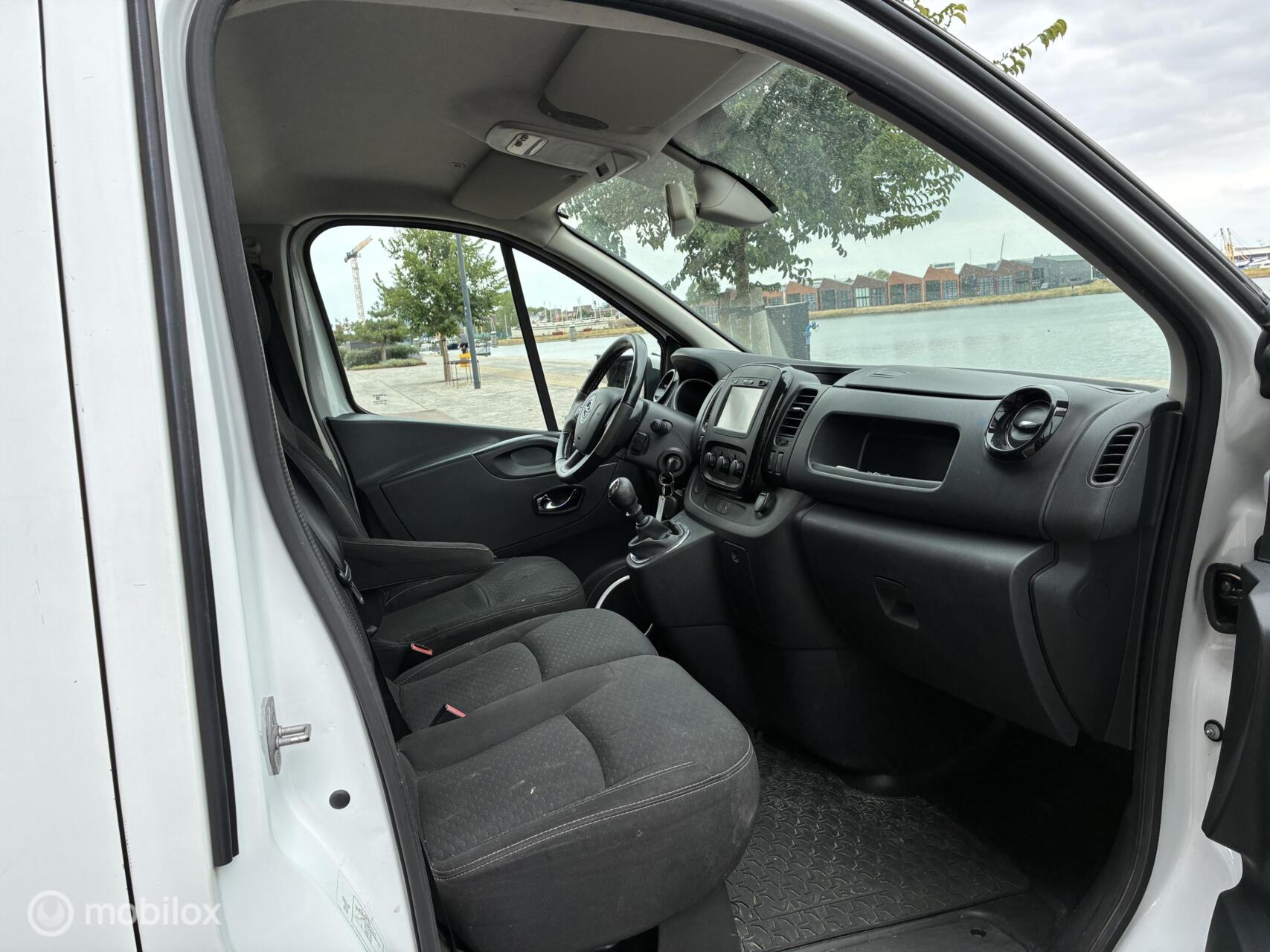 Foto van Opel Vivaro-b
