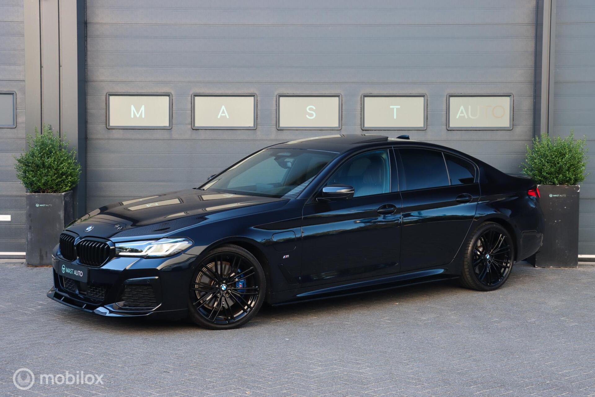 BMW 530e 530e 292PK M-Sport / M- Individual / alcantara / 360° / Laser 2021 - voorkant