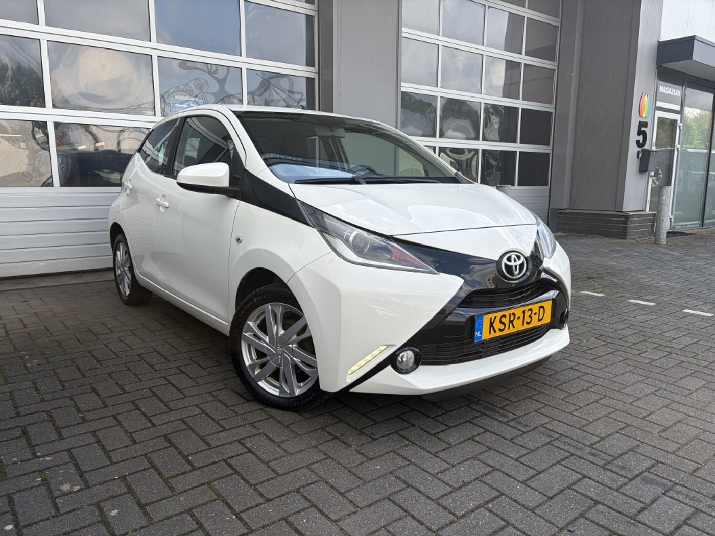 Toyota Toyota Aygo 1.0 VVT-i x-play / CAMERA /  BTW AUTO / CRUISE 2015 - voorkant