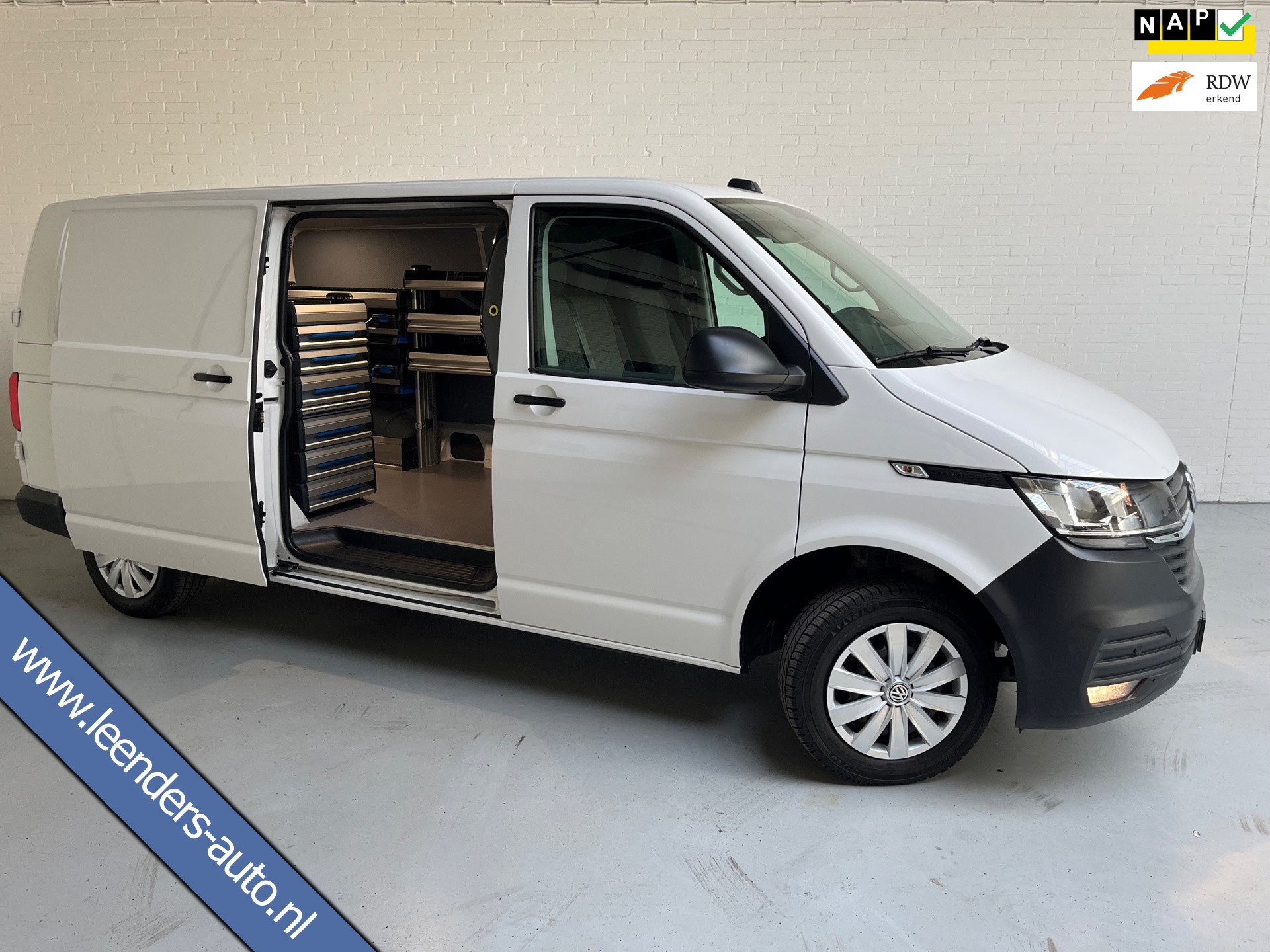 Volkswagen Transporter Automaat DSG Servicewagen 2.0 TDI 150pk L2H1 3Persoons Sortimo Inrichting, Airco, Navigatie, RIJKLAARPRIJS! 2020 - voorkant