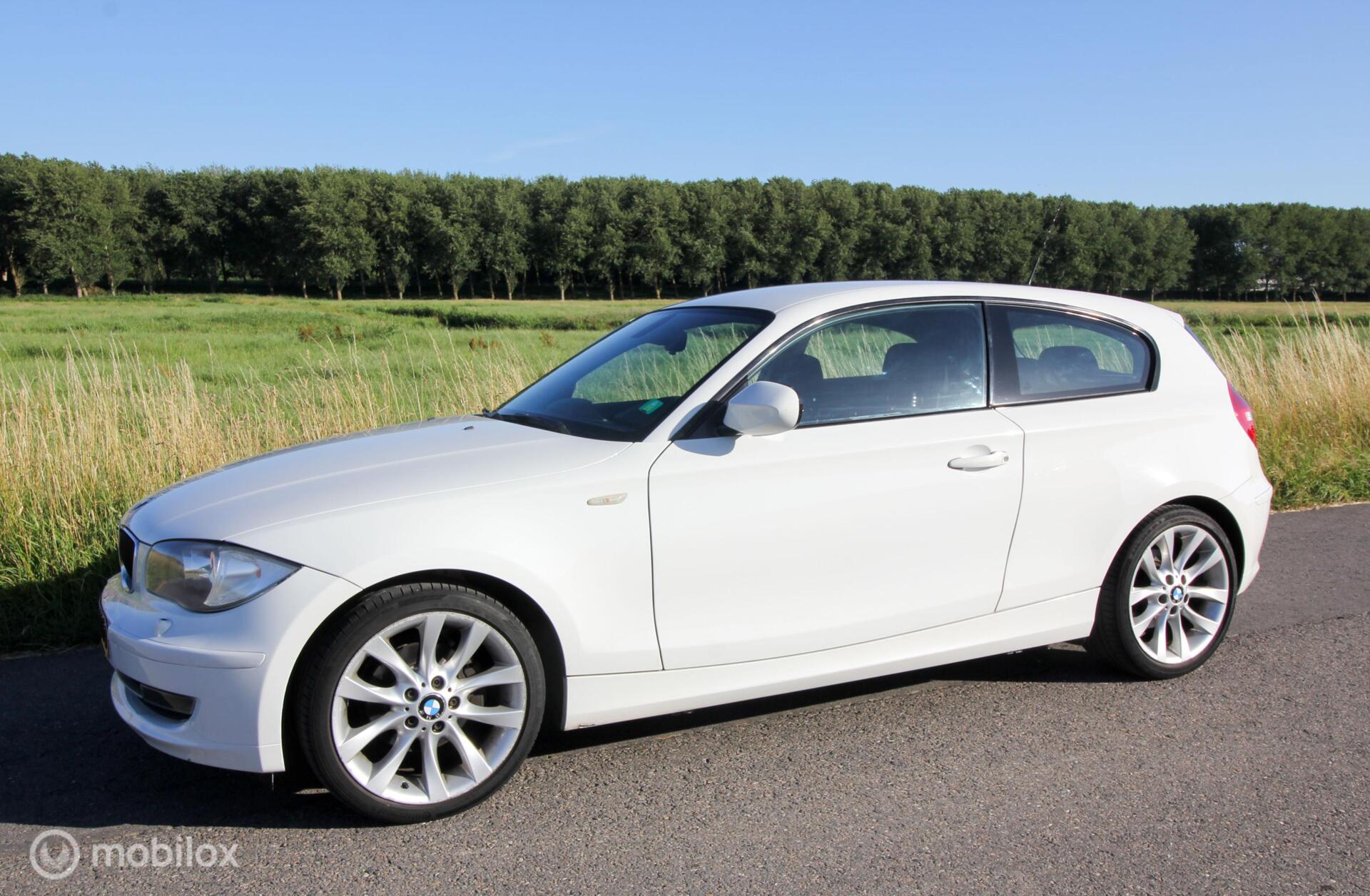 BMW 1er Reihe 118i Business Line 3-drs LCI 143pk Xenon Navi Volledige Historie 2010 - voorkant