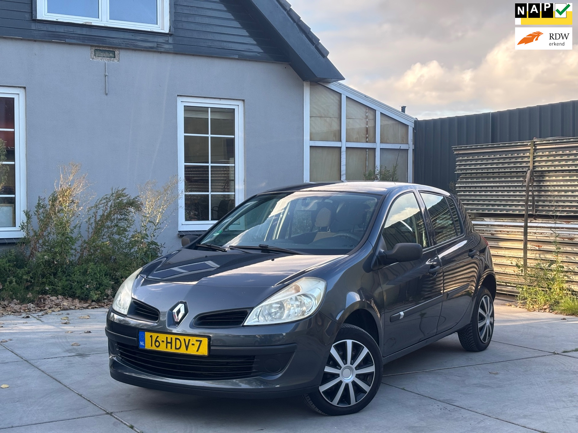 Renault Clio 1.2-16V Expression | Nieuwe Koppeling | Nieuwe APK | Volledig onderhoud | Airco | El. Ramen | NAP | 5-drs | Rijklaar 2008 - voorkant