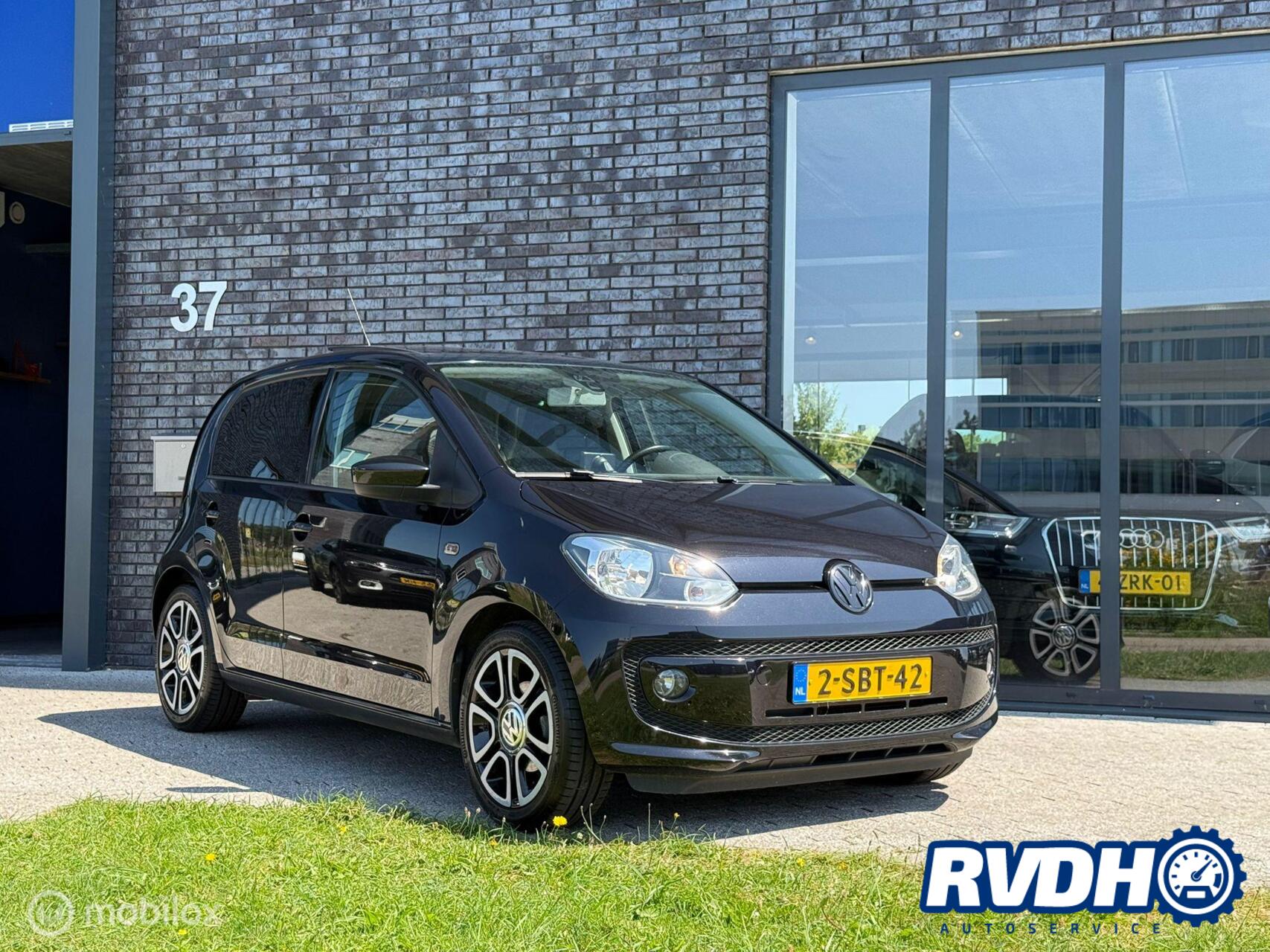 Volkswagen Up 1.0 high up! |Pano|Airco|Navi 2013 - voorkant