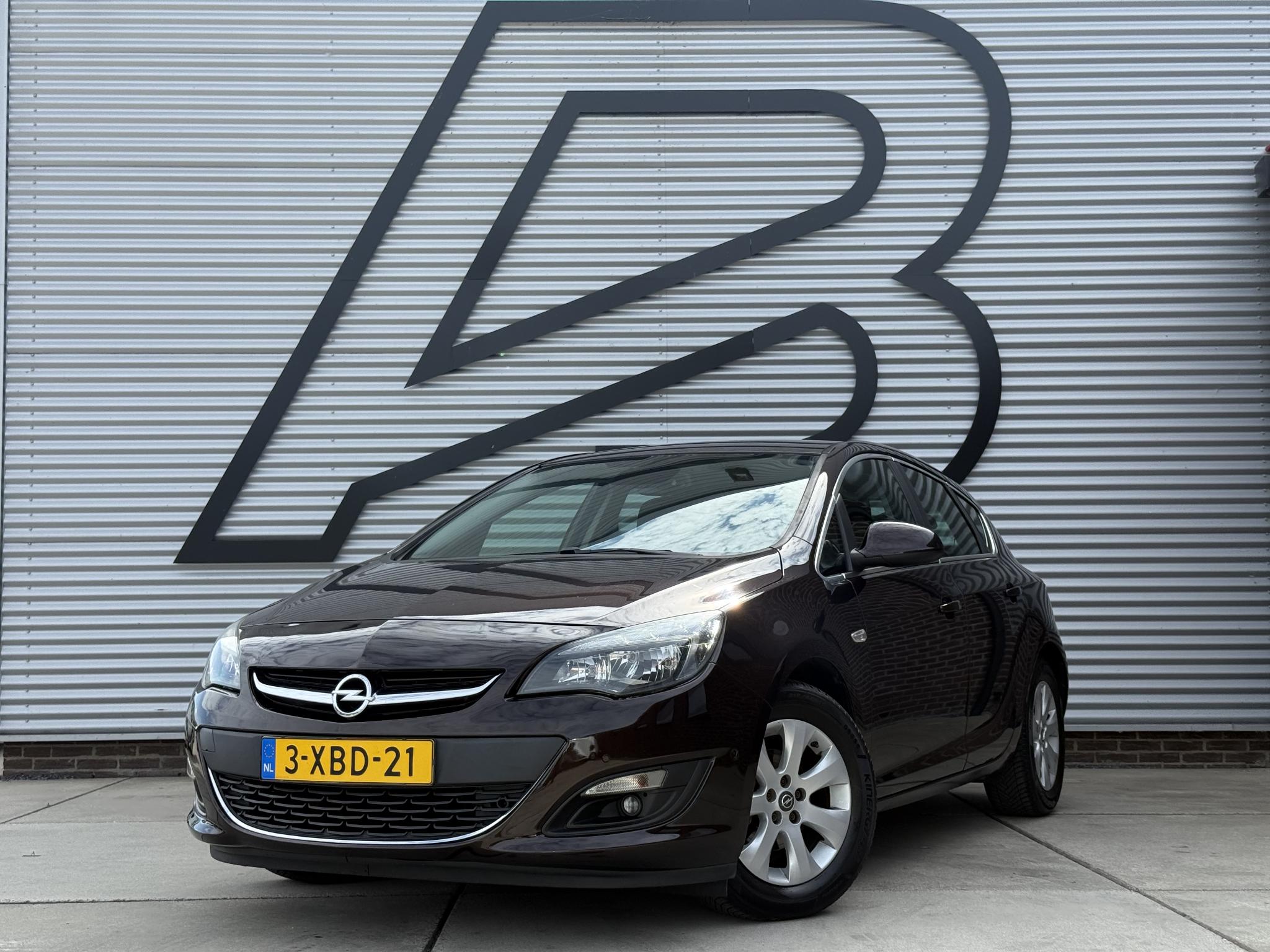 Opel Astra 1.4 Turbo Business + 2014 - voorkant