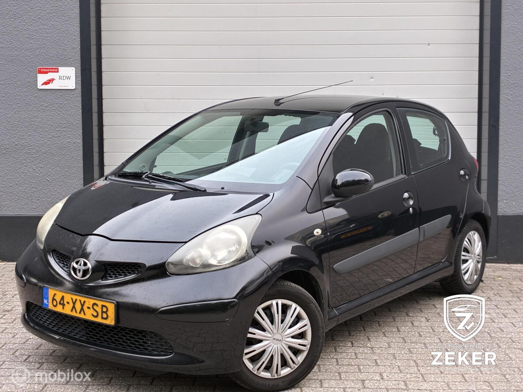 Toyota Toyota Aygo 1.0-12V / NIEUWE APK / CARPLAY / 2 SLEUTELS 2007 - voorkant