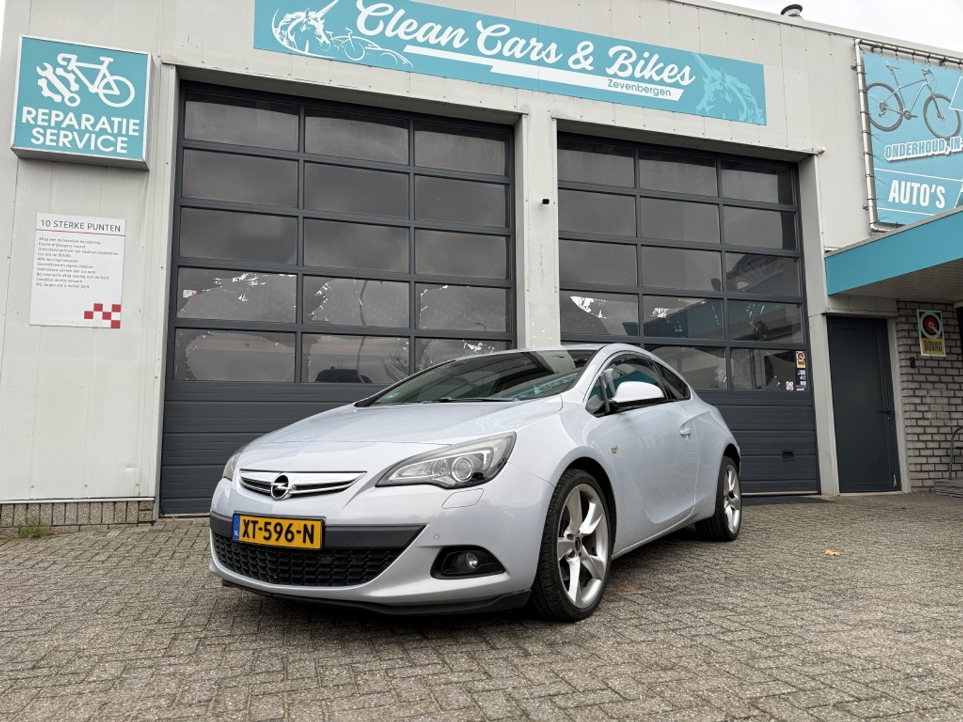 Opel Astra GTC 1.4 Turbo Sport 2012 - voorkant