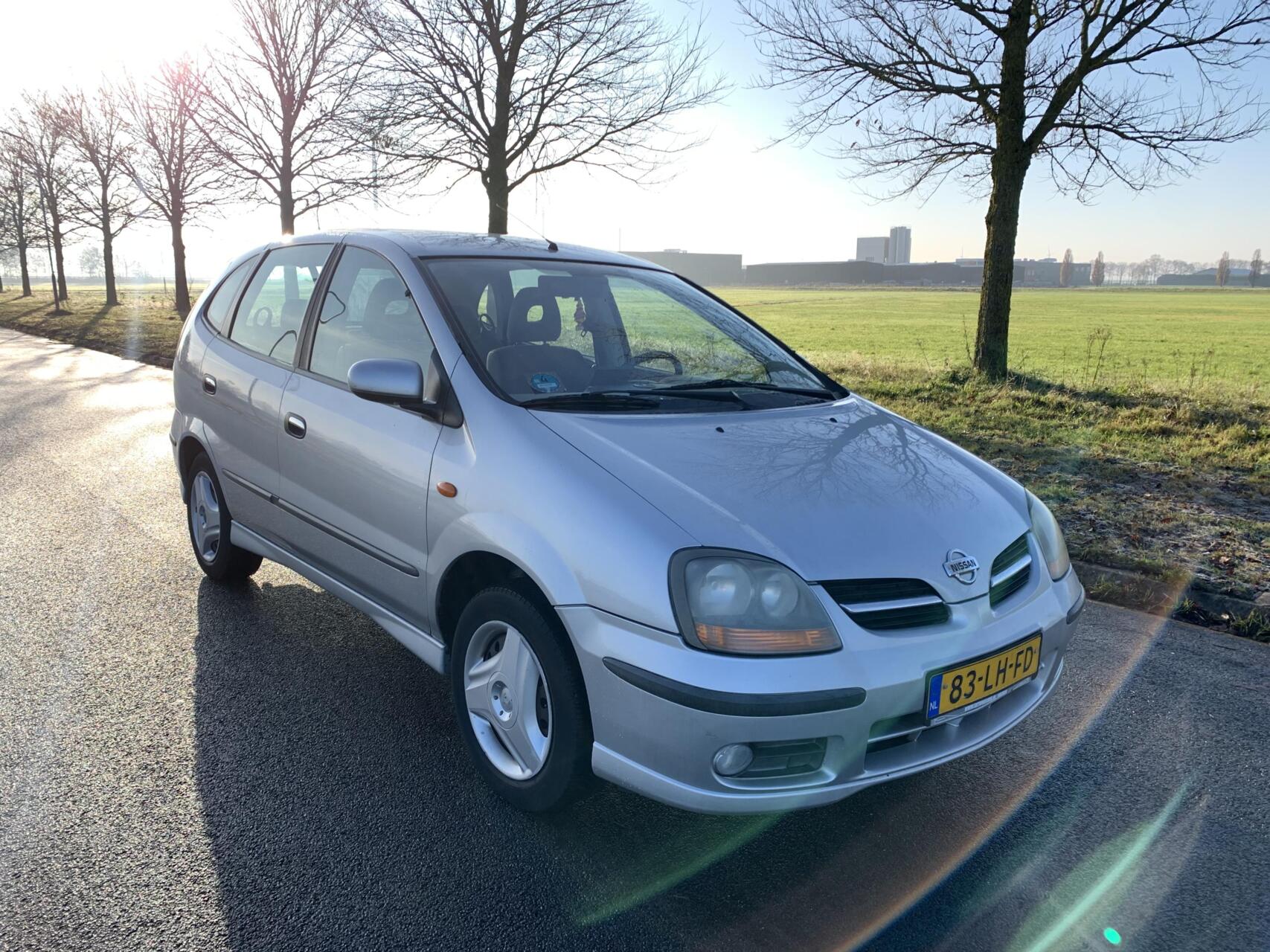 Foto van Nissan Almera Tino