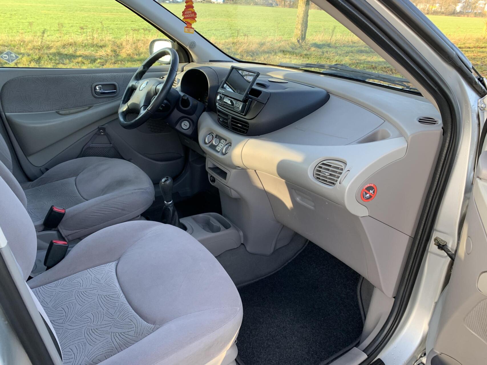 Foto van Nissan Almera Tino