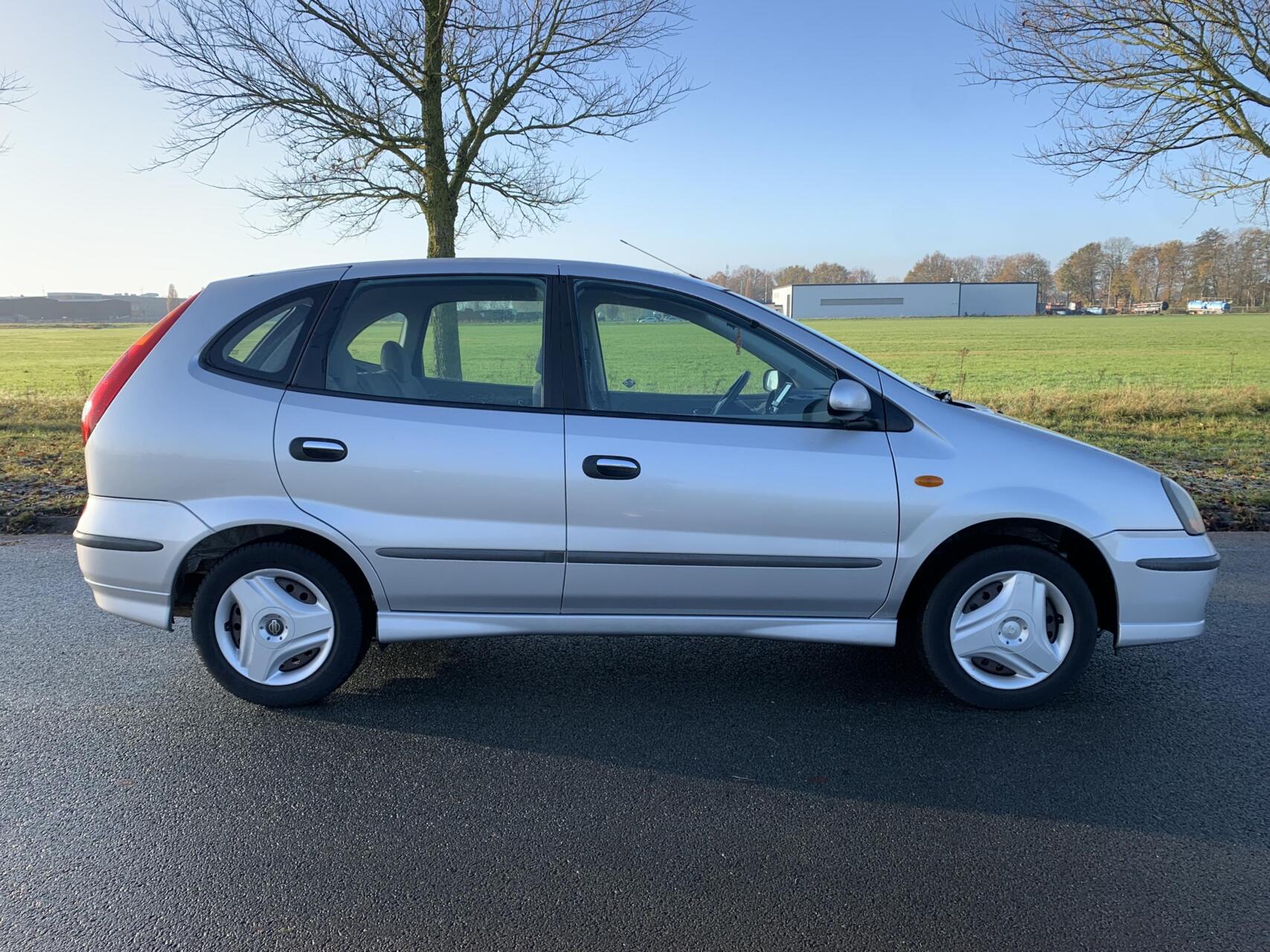 Foto van Nissan Almera Tino