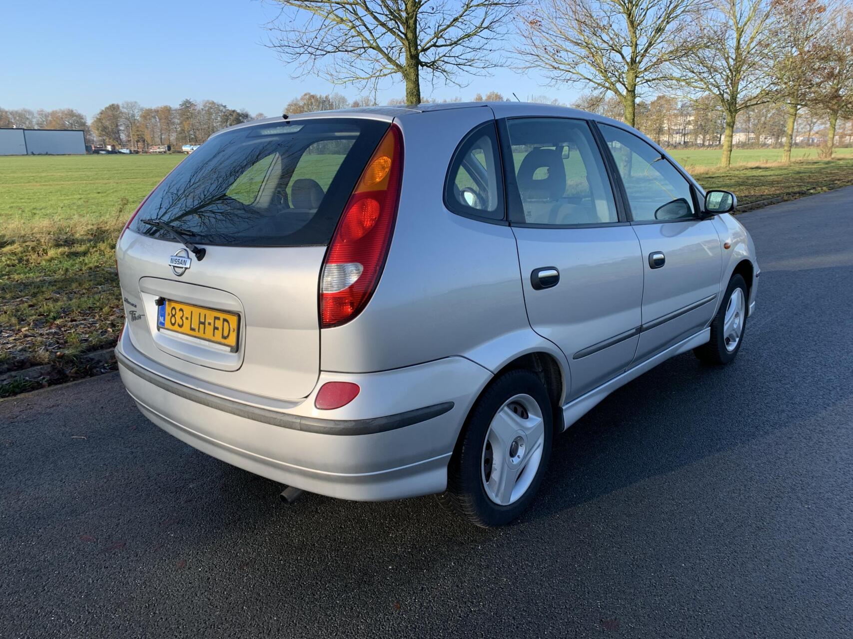 Foto van Nissan Almera Tino