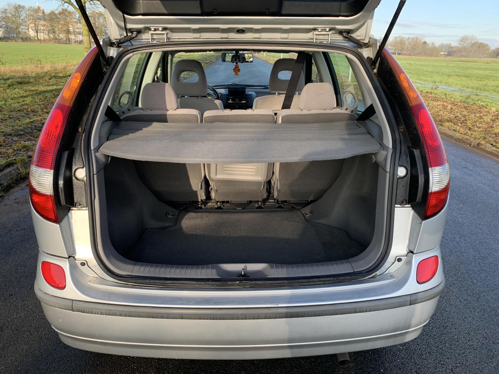 Foto van Nissan Almera Tino