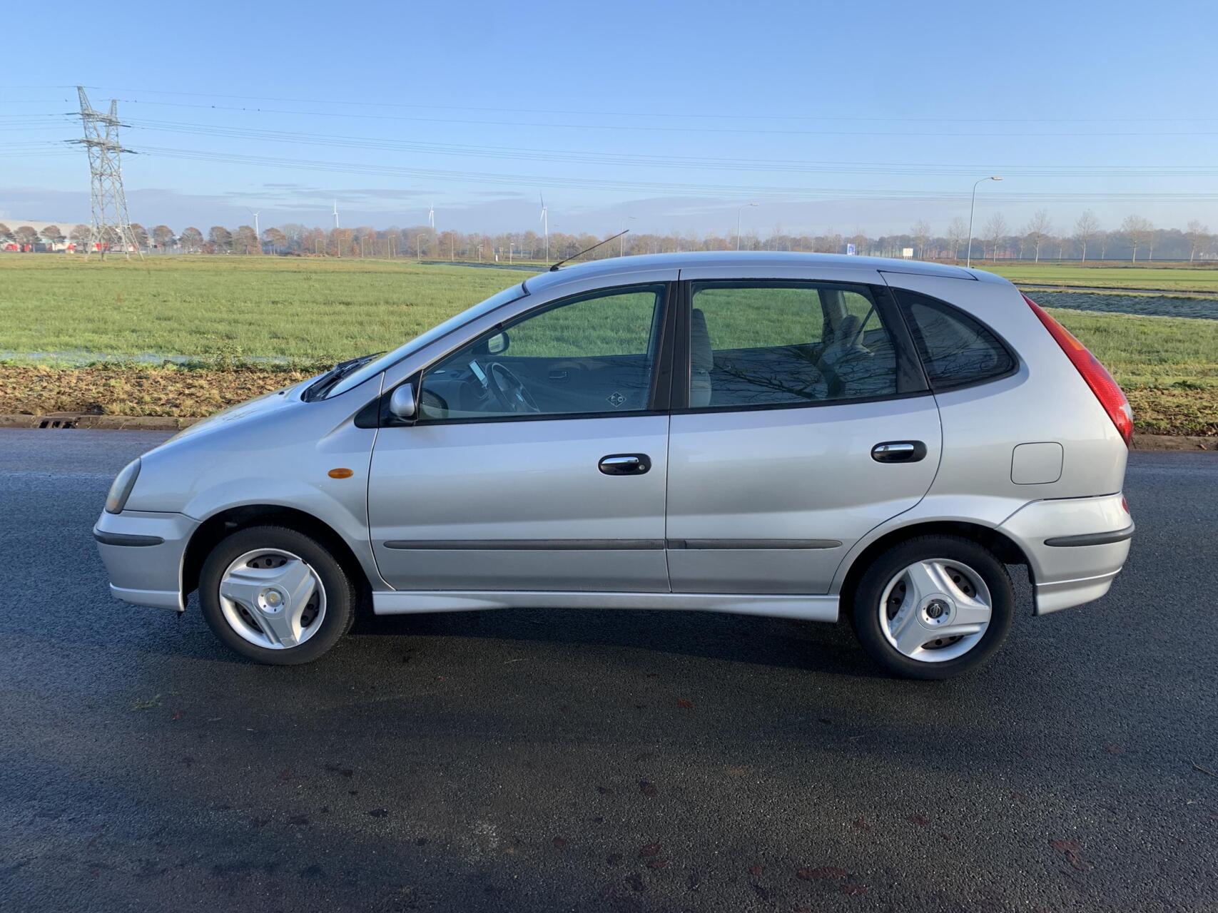 Foto van Nissan Almera Tino