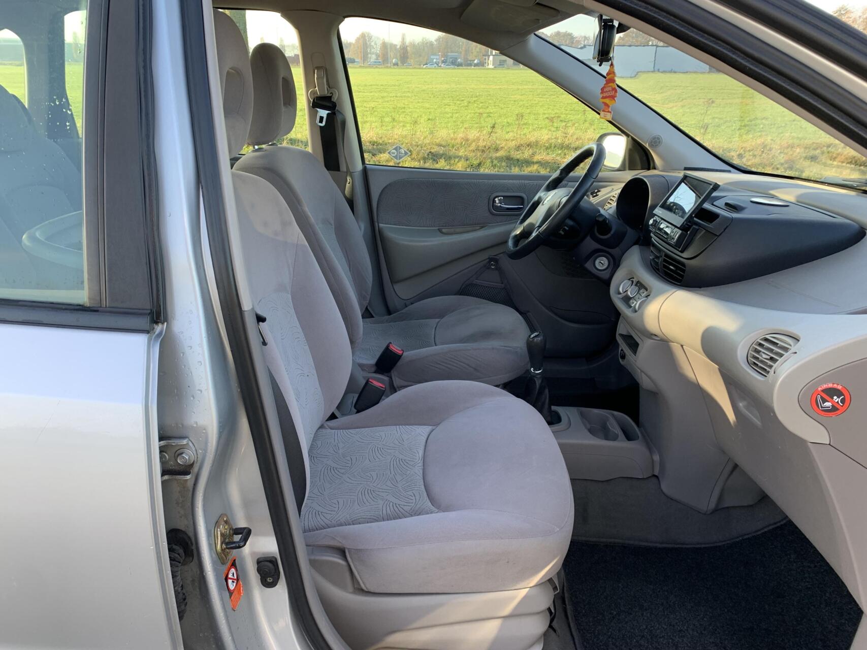 Foto van Nissan Almera Tino