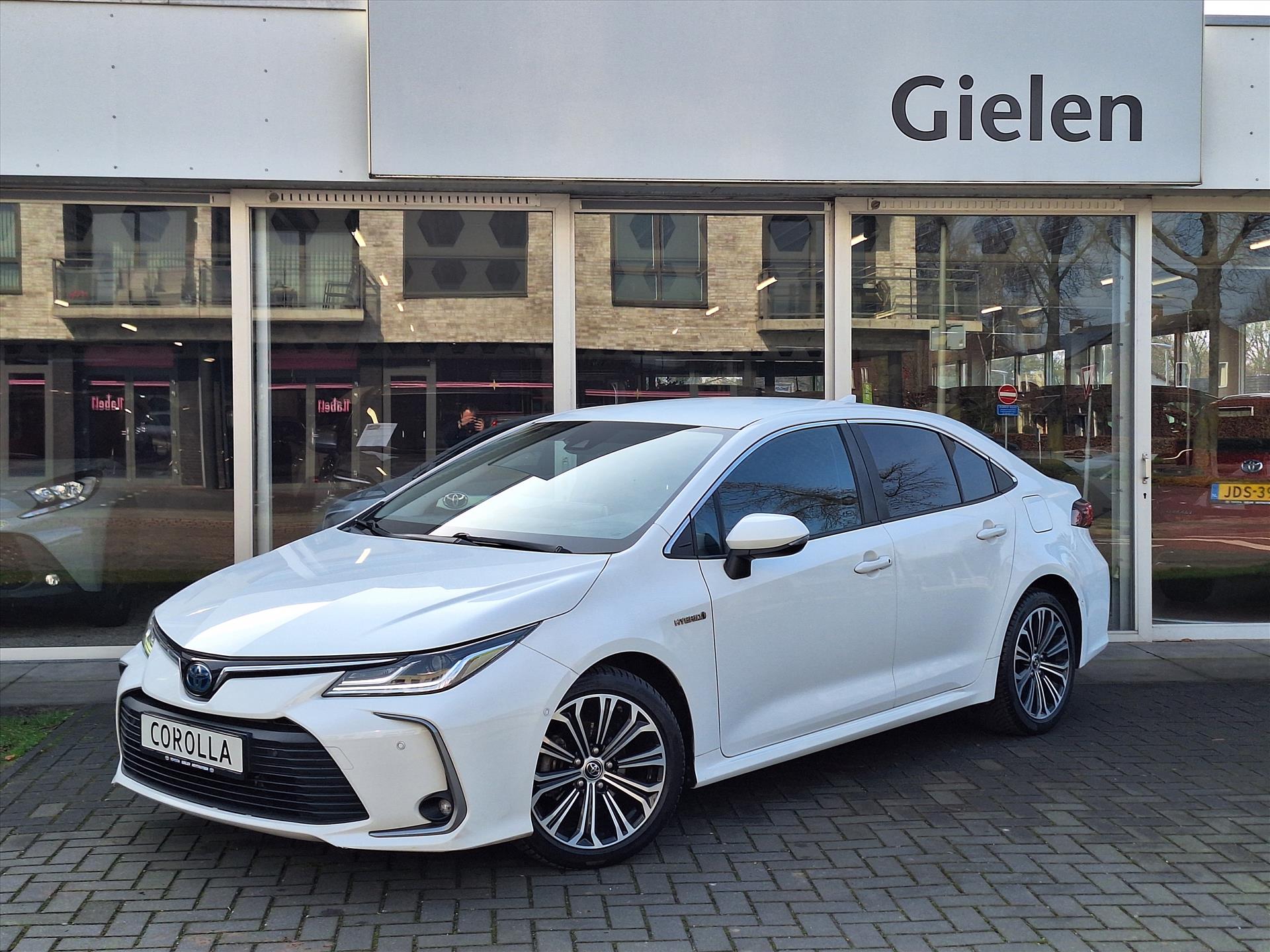 Toyota Toyota Corolla Sedan 1.8 Hybrid Style | Parkeersensoren, Navigatie, Keyless 2019 - voorkant