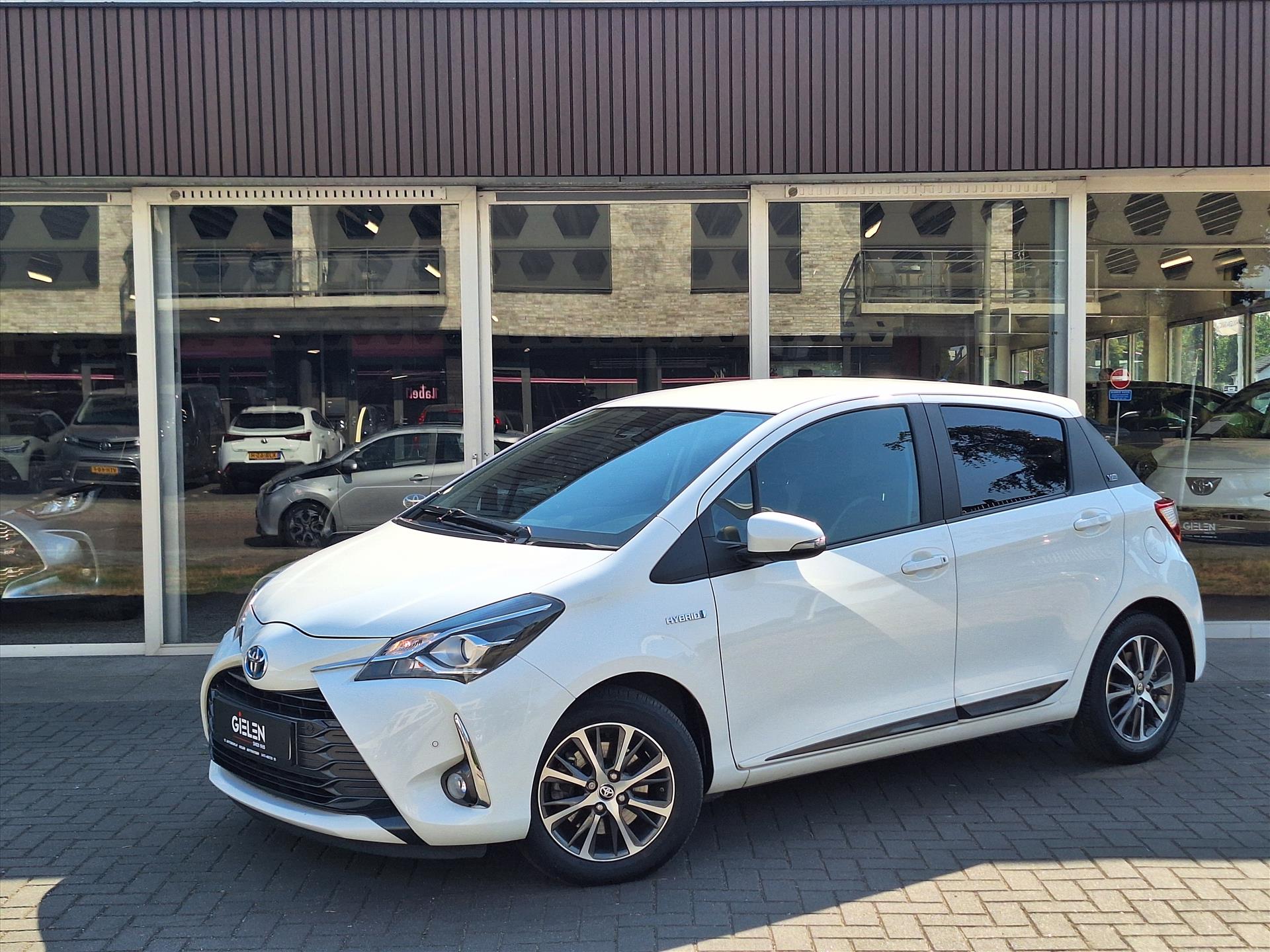 Toyota Toyota Yaris Hybrid 1.5 Hybrid Y20 | Navigatie, Stoelverwarming, Lichtmetalen velgen, Privacy glass, Cruise control, Climate control 2020 - voorkant