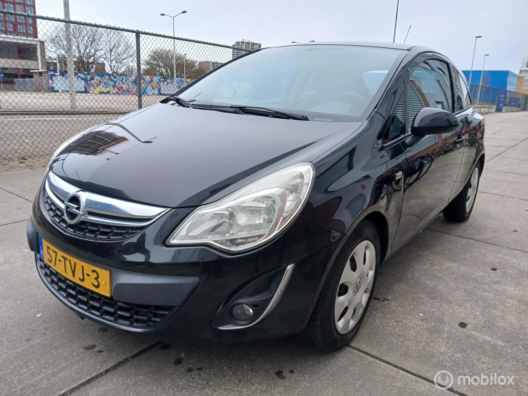 Opel Corsa 1.2-16V Cosmo 2012 - voorkant