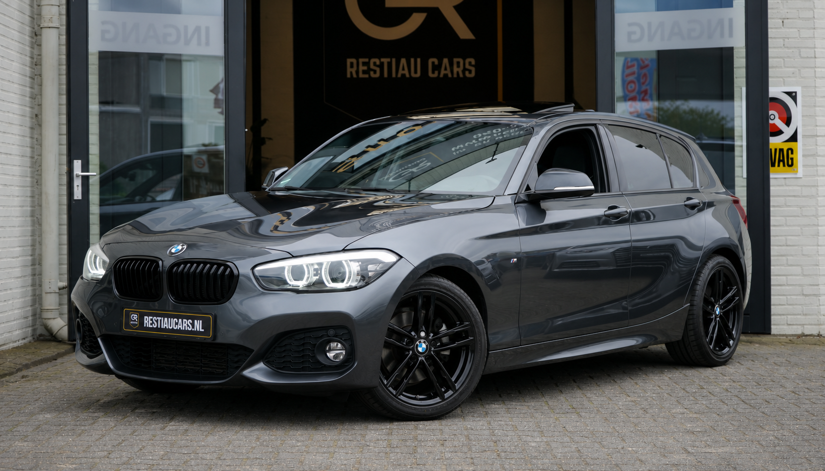 BMW 118i 118i M Sport Shadow Line AUTOMAAT|CRUISE|FULL LED|LEDER|NAVIGATIE|PANORAMA|STOELVERWARMING|TREKHAAK 2019 - voorkant