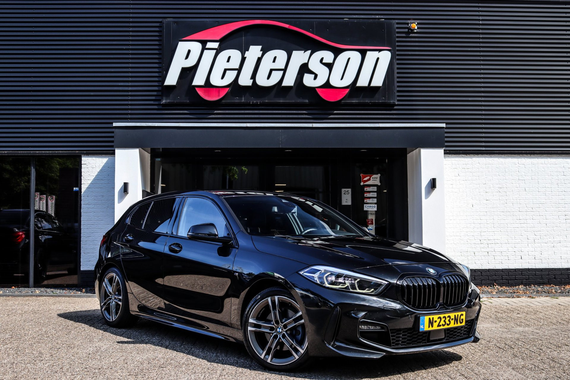 BMW 118i 118i M-Pakket BTW XENON SFEER VIRTUAL KEYLESS 2021 - voorkant