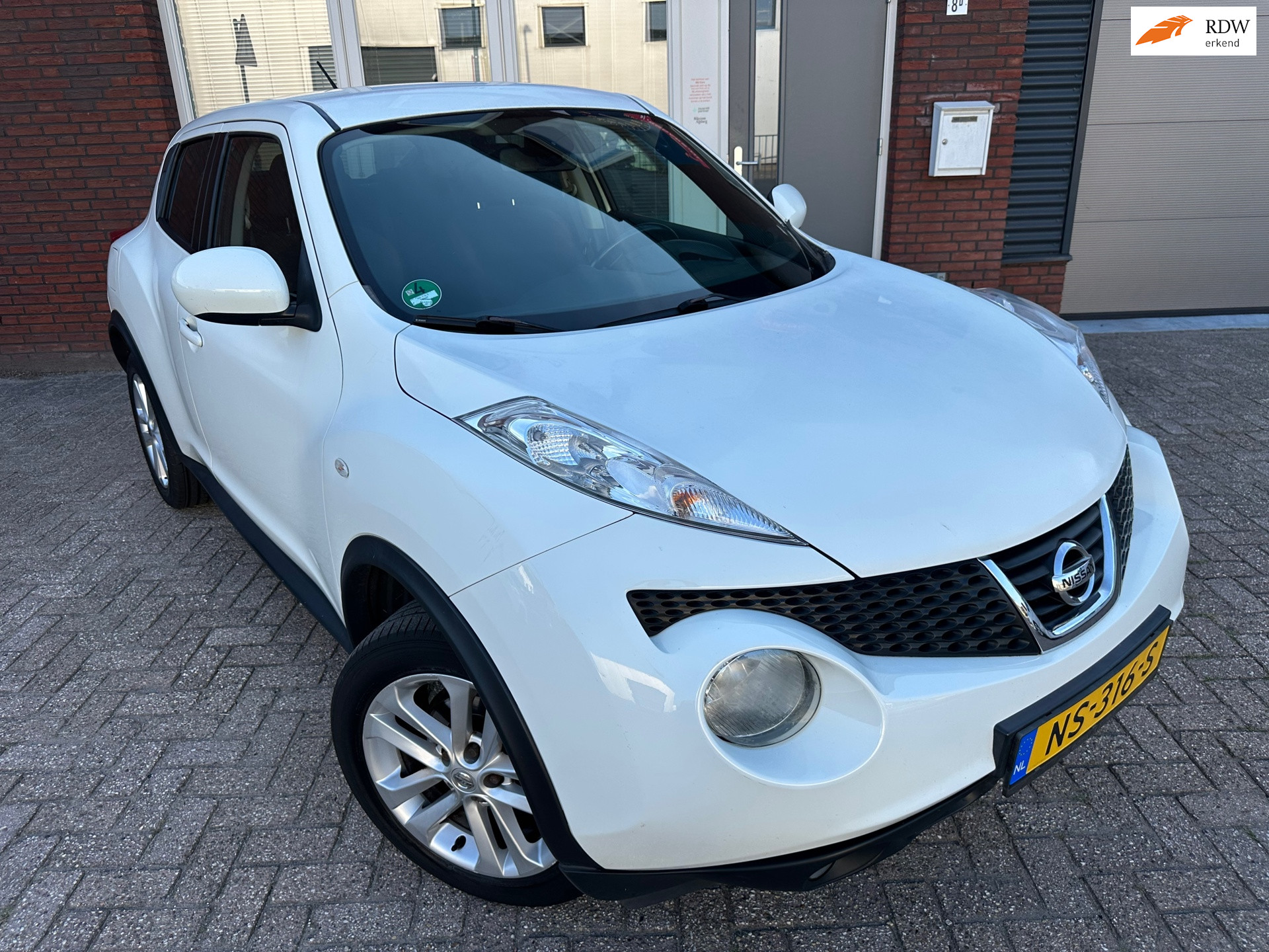Nissan Nissan Juke 1.6 Tekna / AUT / Navi / Camera / Clima / Stoelverw / Keyless / LM 2012 - voorkant