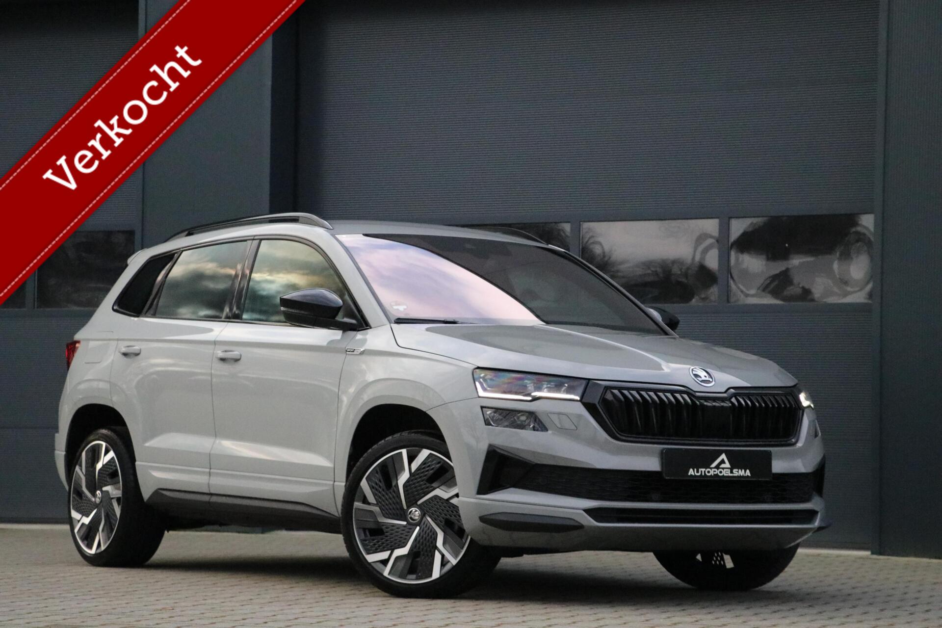 Skoda Karoq 1.5 TSI ACT SPORTLINE AdaptiveCruise Camera 19'Inch Sportzetels AppleCarplay Facelift Trekhaak MatrixLed PrivacyGlass 92000KM BJ2022 2022 - voorkant