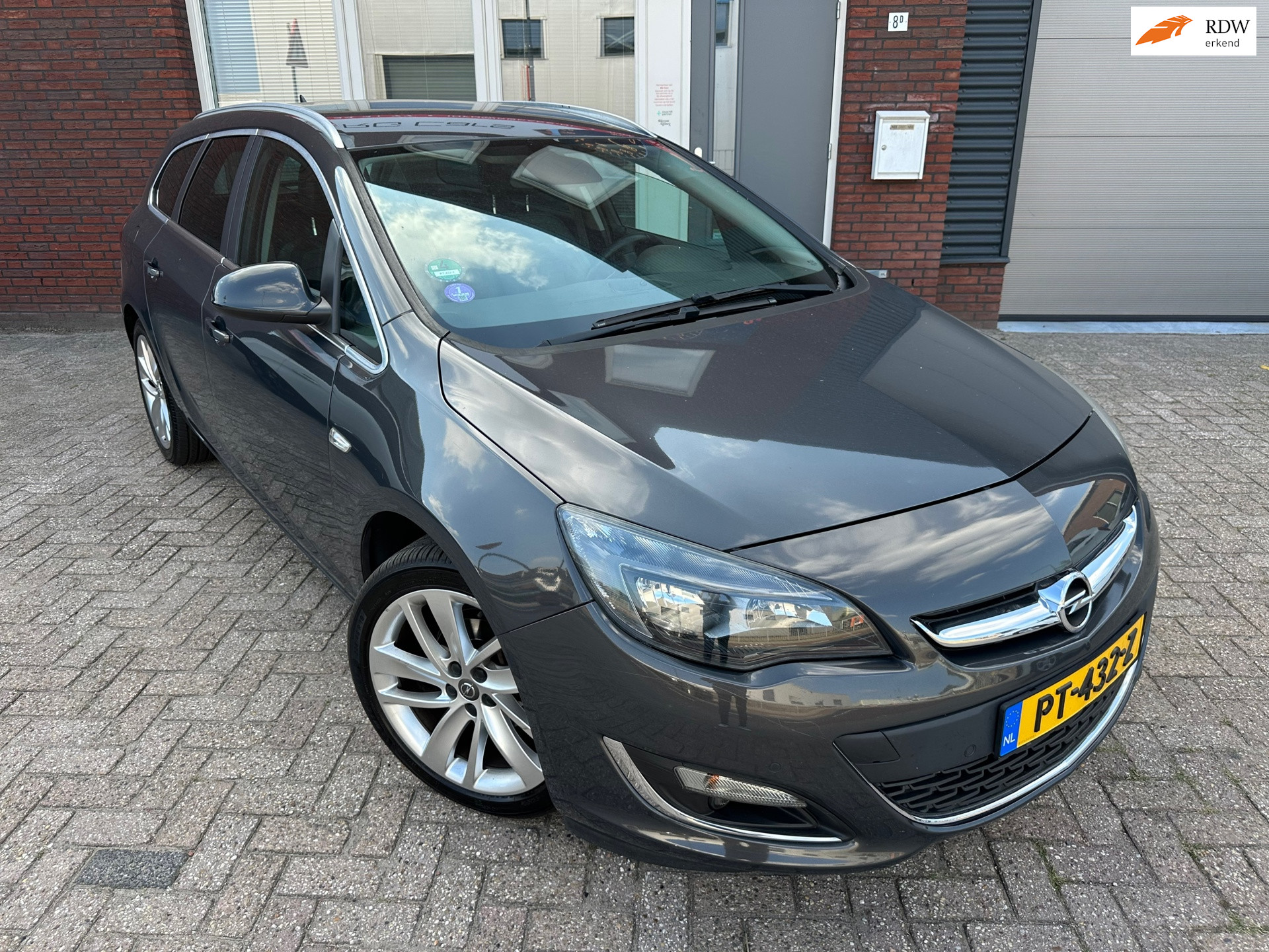 Opel Astra Sports Tourer 1.4 Turbo Sport / Navi / Leder / Camera / PDC / 18inch / NAP / Clima / Cruise / Stoelverwarming 2014 - voorkant