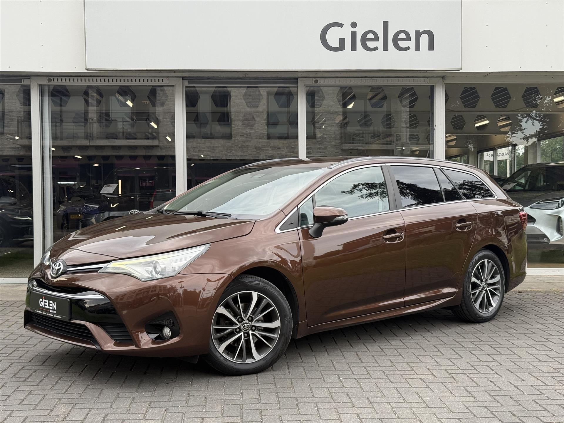 Toyota Toyota Avensis 1.8 VVT-i Lease Pro | 2e eigenaar, Trekhaak, Navigatie, LED, 17 inch, Cruise control, Parkeercamera 2015 - voorkant