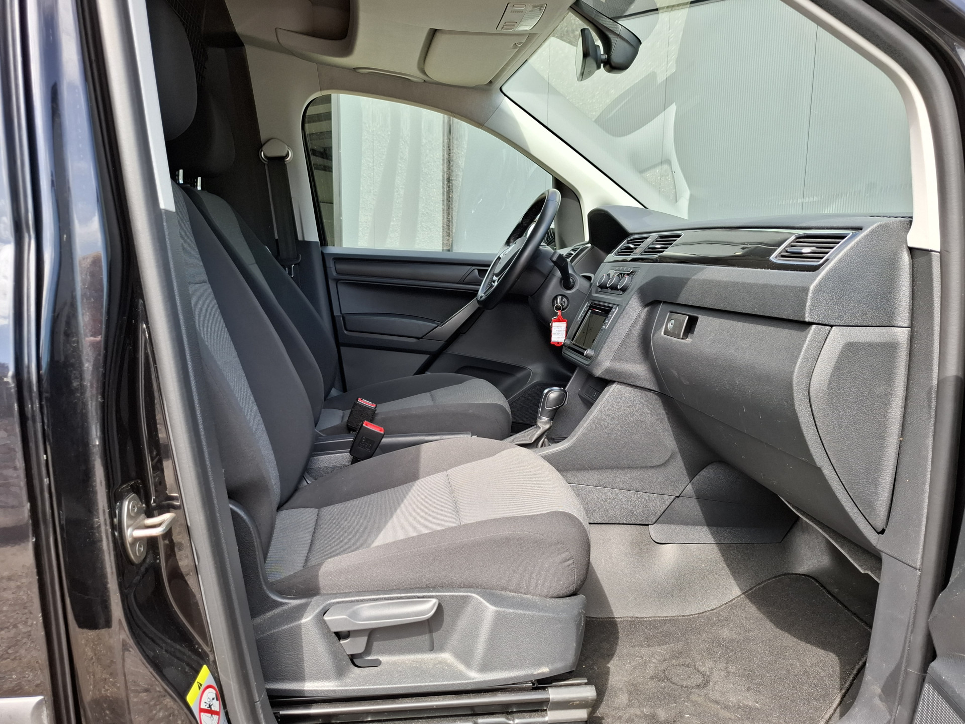 Foto van Volkswagen Caddy Modified Partition Wall