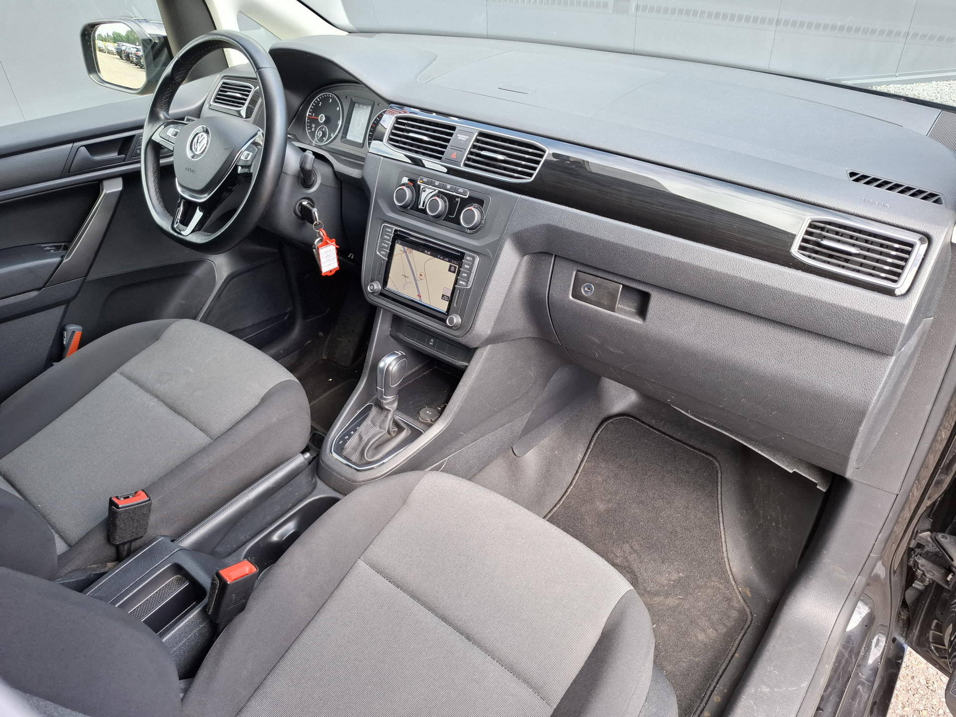 Foto van Volkswagen Caddy Modified Partition Wall