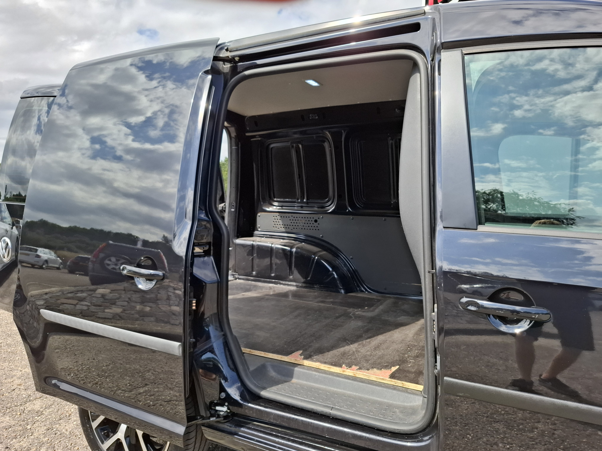 Foto van Volkswagen Caddy Modified Partition Wall