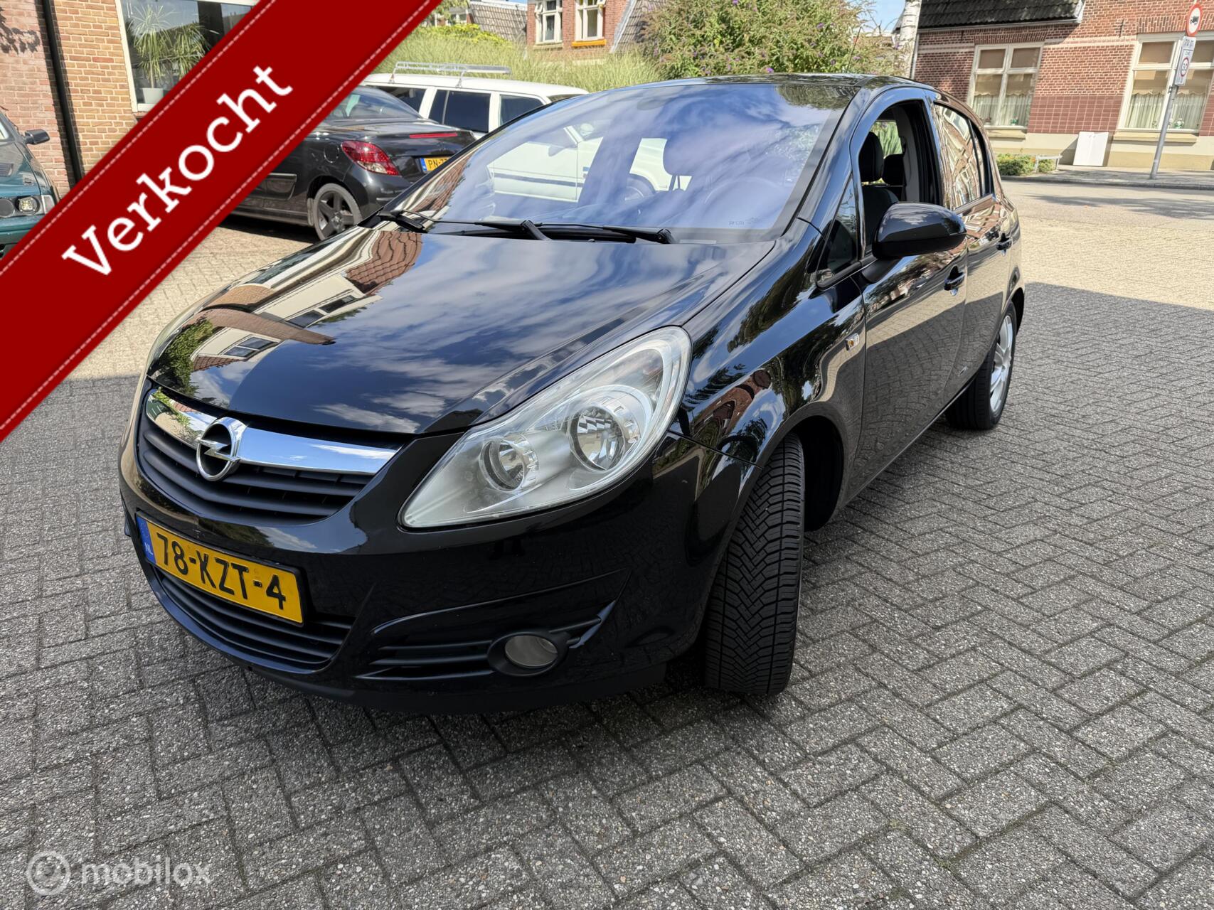 Opel Corsa 1.4-16V Cosmo 2010 - voorkant