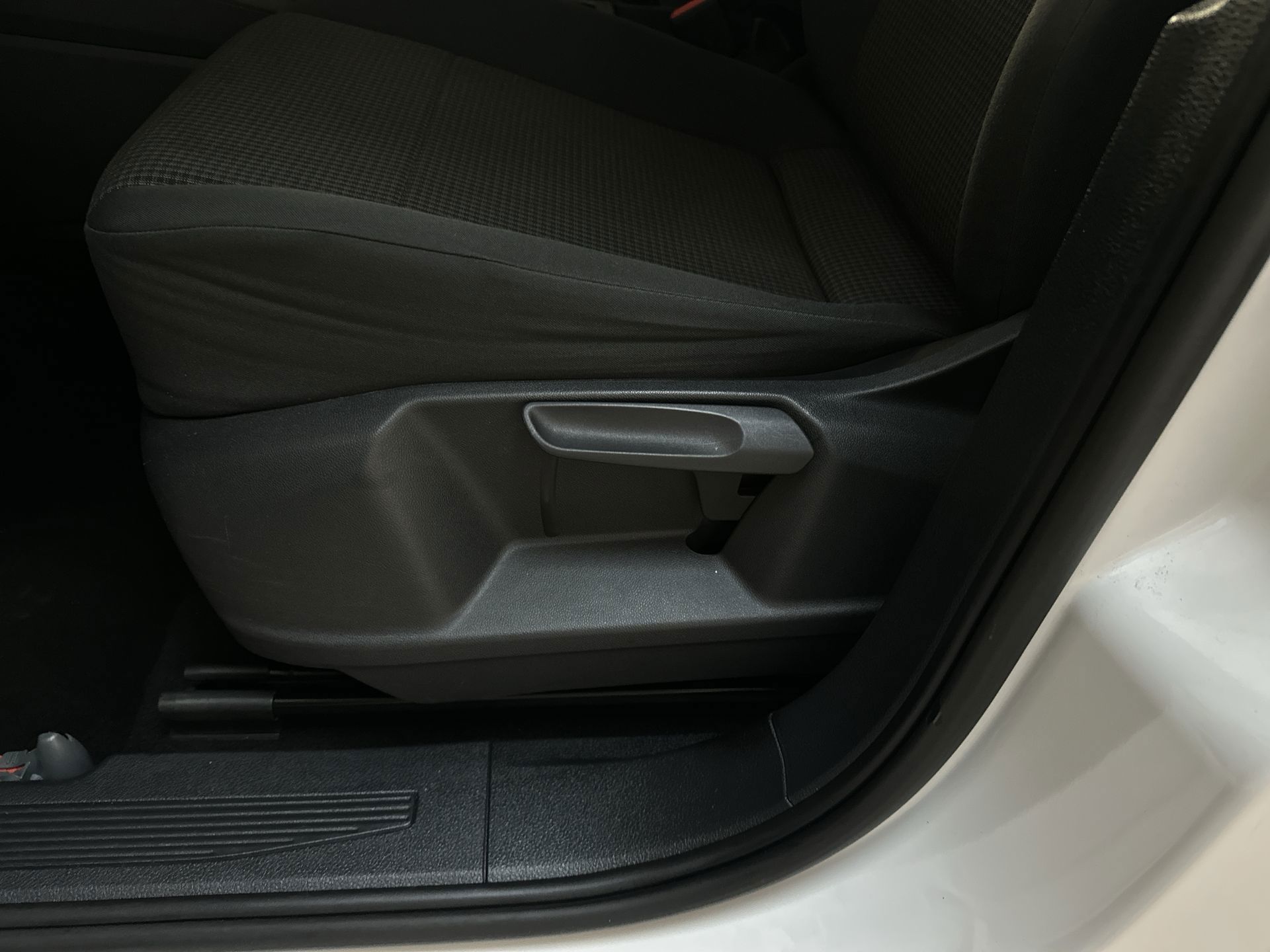 Foto van Volkswagen Caddy Modified Partition Wall