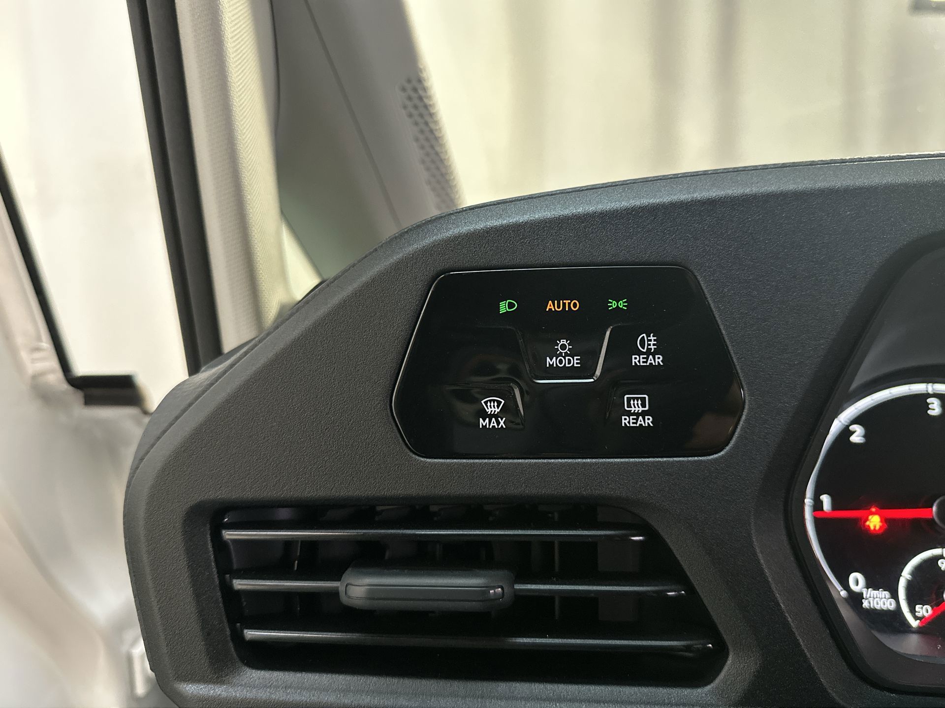Foto van Volkswagen Caddy Modified Partition Wall