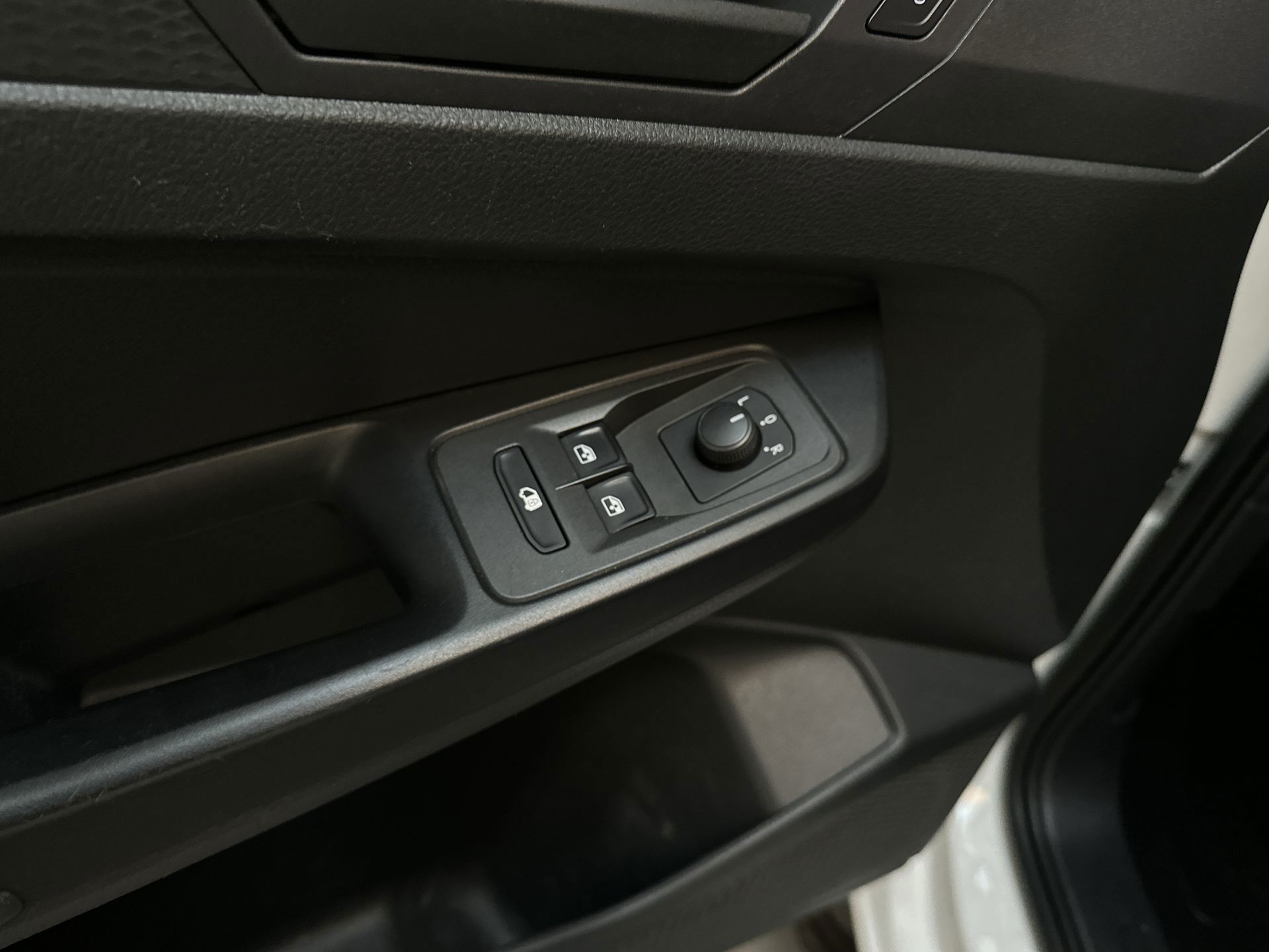 Foto van Volkswagen Caddy Modified Partition Wall