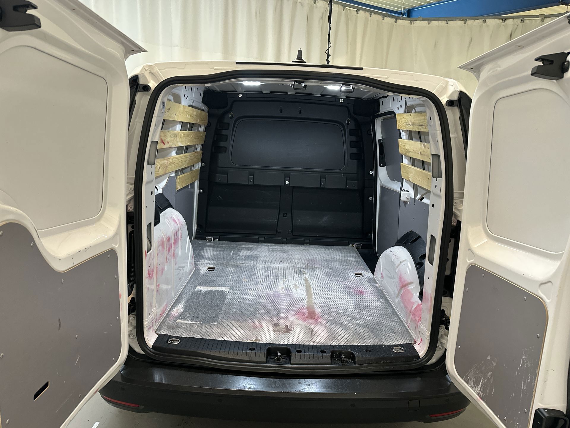 Foto van Volkswagen Caddy Modified Partition Wall