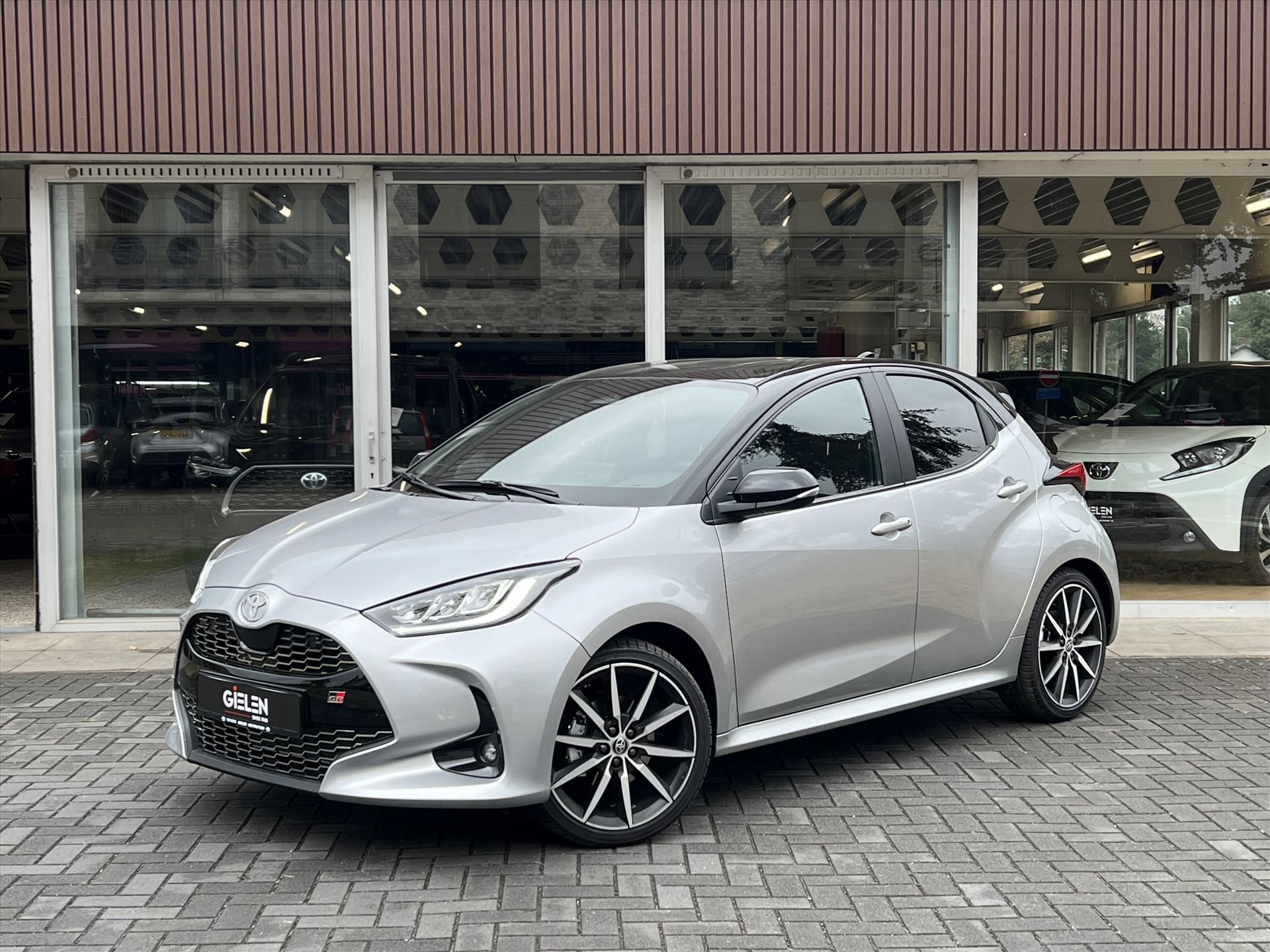 Toyota Toyota Yaris 1.5 Hybrid 130 GR Sport | Eerste eigenaar, Keyless entry, 18 inch, Groot scherm, LED, Climate control, Apple CarPlay/Android Auto 2025 - voorkant