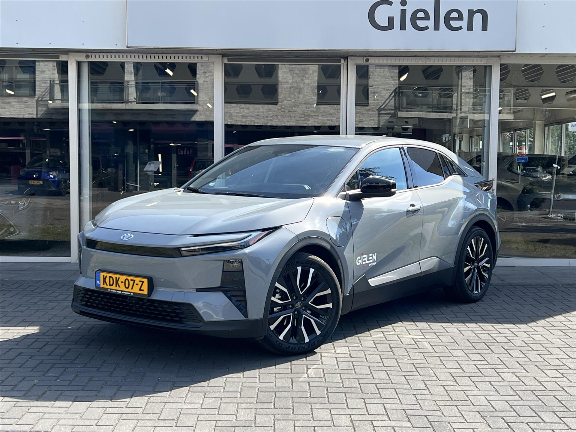 Toyota Toyota C-hr 77 kWh First Edition | 20 inch velgen, Elektrische achterklep, Dodehoekherkenning, Parkeersensoren 2026 - voorkant