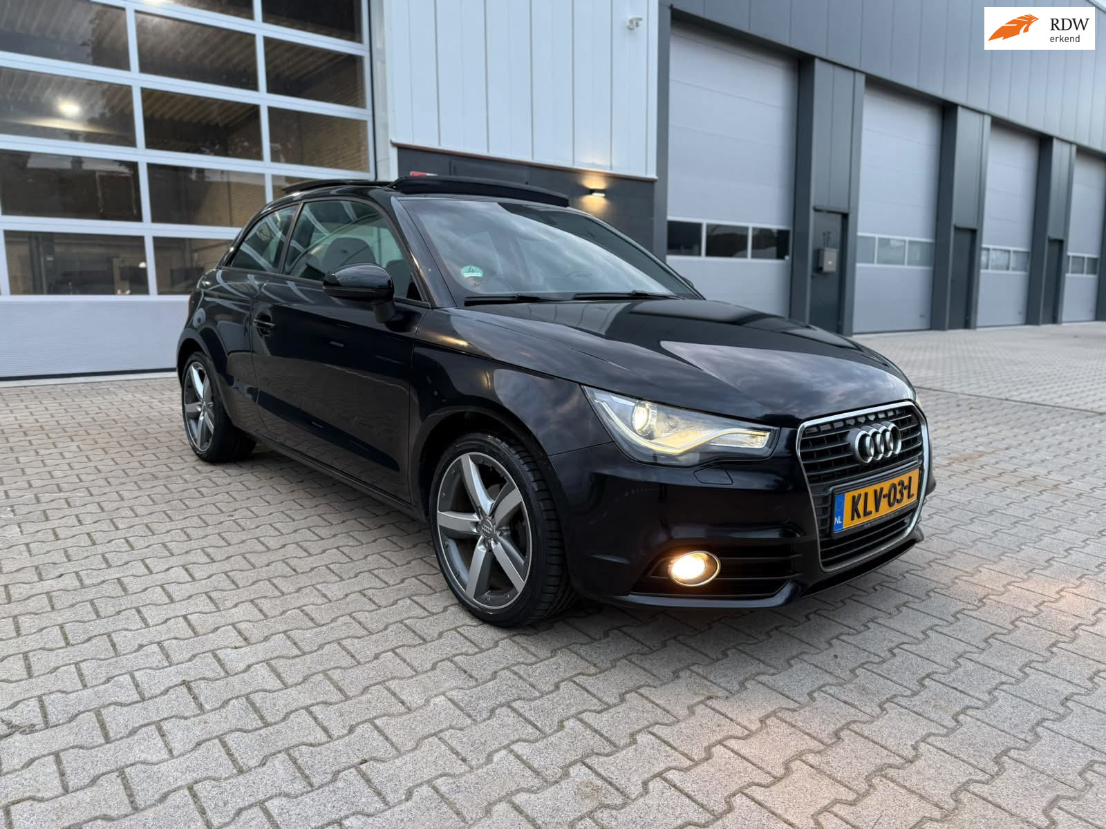 Audi Audi A1 Audi A1 1.2 TFSI S Line Full Options Pano Stoelverw Parksens Xenon 2011 - voorkant