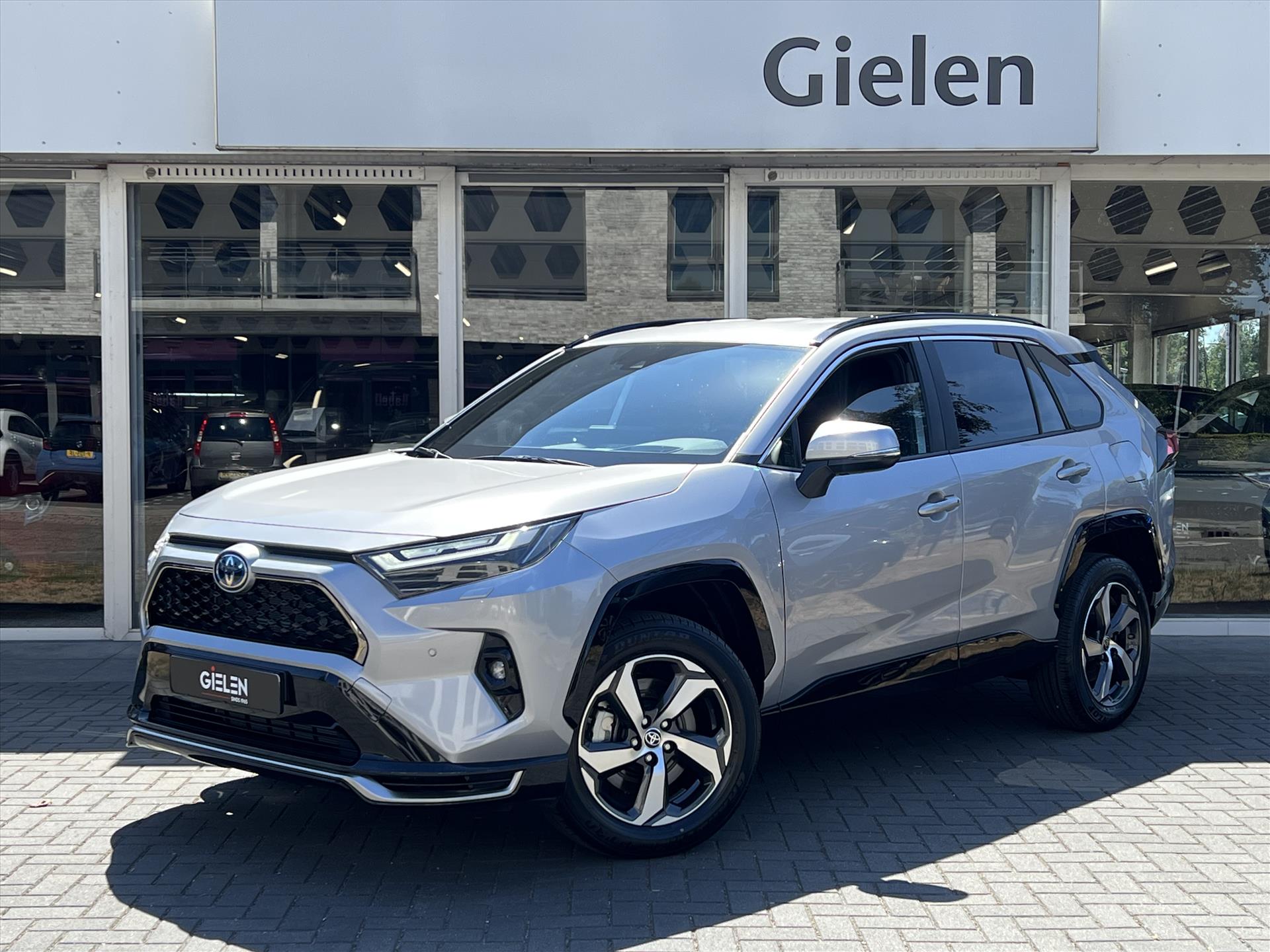 Toyota Rav4 Plug-in Hybrid 300 AWD Style | Head up display, December 2025, Dodehoekherkenning, Parkeersensoren, Stoel + Stuurbediening 2025 - voorkant